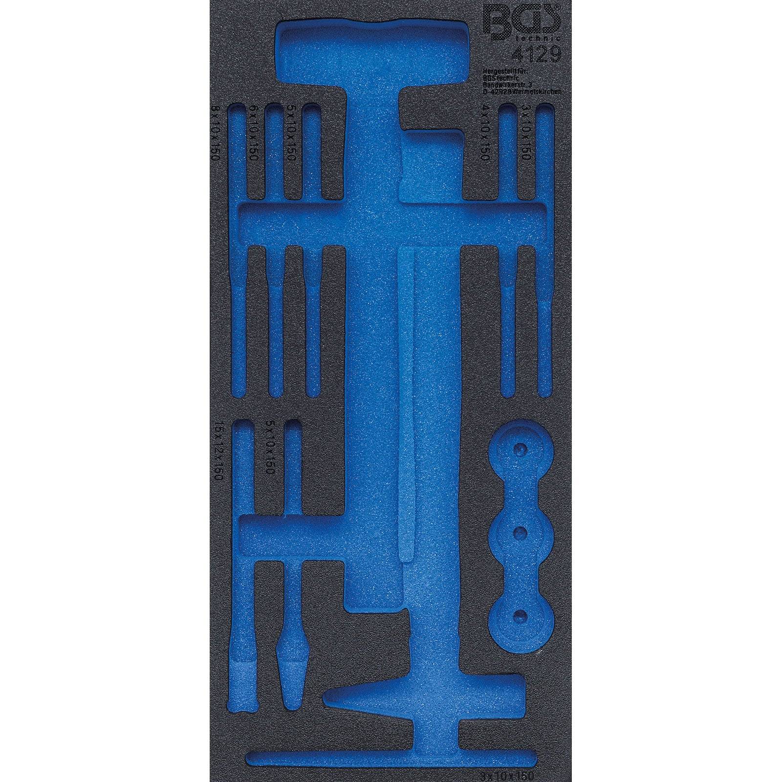 Werkzeugset mit blauer Schaumstoffeinlage, das einen Hammer, Schraubschlüssel und andere Handwerkzeuge präzise für einfachen Zugriff organisiert.