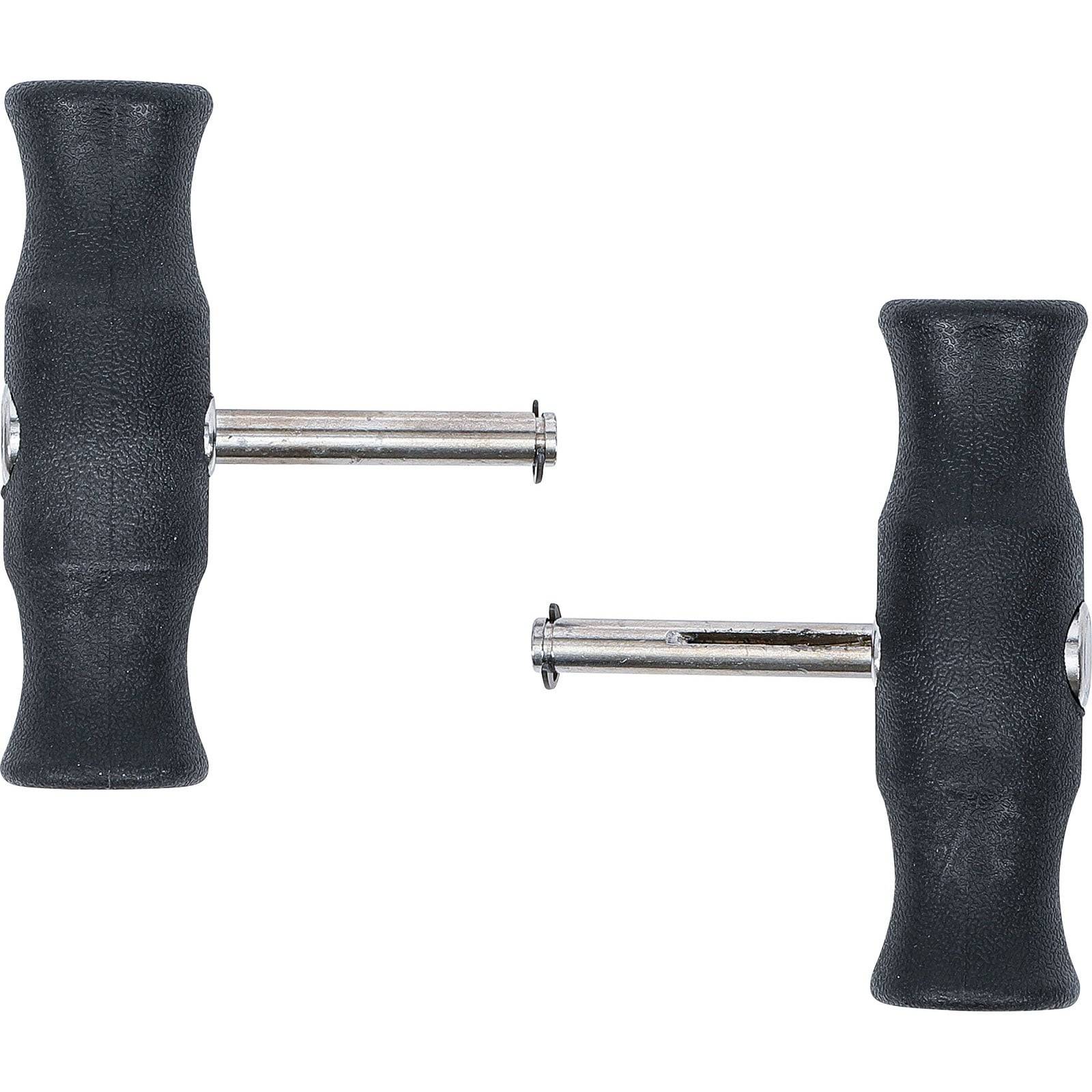 Zwei schwarze und silberne T-Griff-Schraubenschlüssel, einer größer als der andere, nebeneinander horizontal auf einem weißen Hintergrund ausgerichtet.