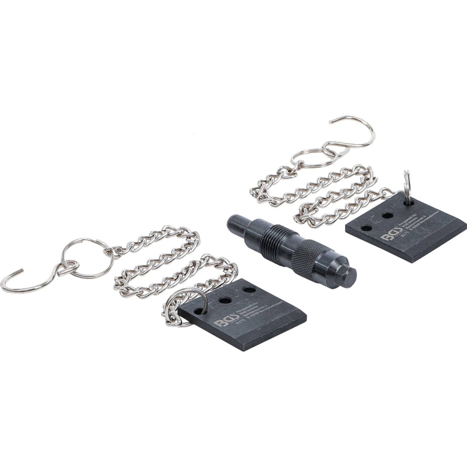 Ein Set aus zwei schwarzen quadratischen Anhängern, die mit Ketten mit Haken und einem Werkzeug verbunden sind. Die Anhänger tragen die Markenbezeichnung 'Boa'.
