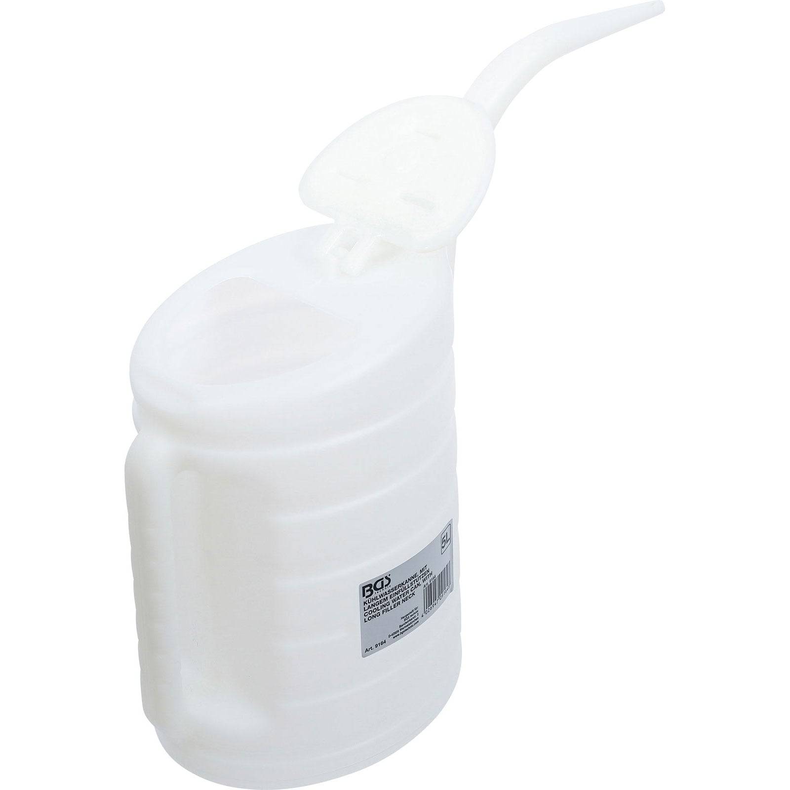 Ein weißer, tragbarer Plastik-Urinal mit einem langen Ausguss, für die Verwendung durch Männer konzipiert, vor einem einfarbigen Hintergrund abgebildet, Deckel leicht geöffnet.