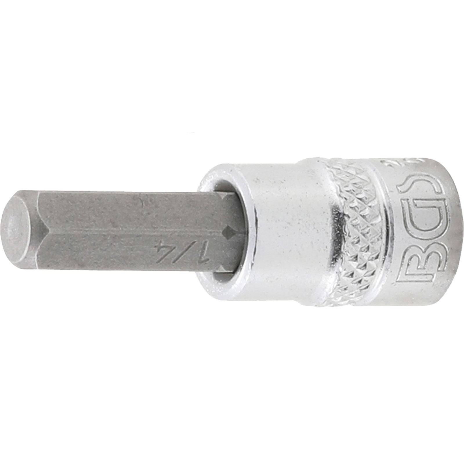 Eine Sechskant-Biteinsatz mit einer Größe von 7/64 Zoll wird dargestellt. Der Bit wird in eine chromfarbene Fassung mit gerillten Griffdetails eingesetzt.