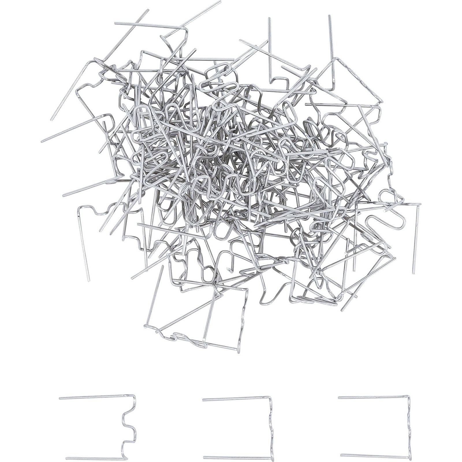 Ein verschlungener Haufen von Metalldrähten und drei einzelne Stücke, die unten gezeigt werden, jedes mit unterschiedlichen geometrischen Biegungen und Winkeln.