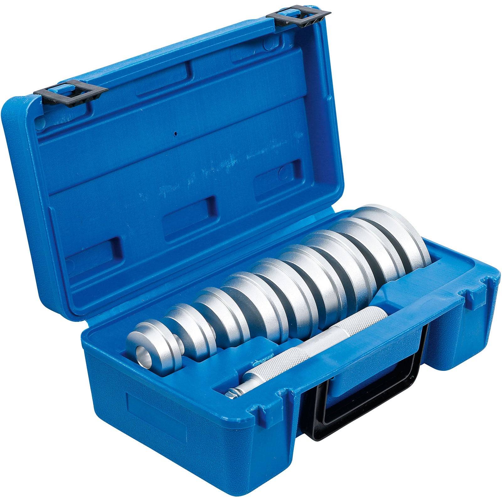 Eine blaue Kiste, geöffnet, um eine Reihe von metallischen Lagerspacern in abgestuften Größen zusammen mit einem Gewindestangenwerk zu präsentieren.