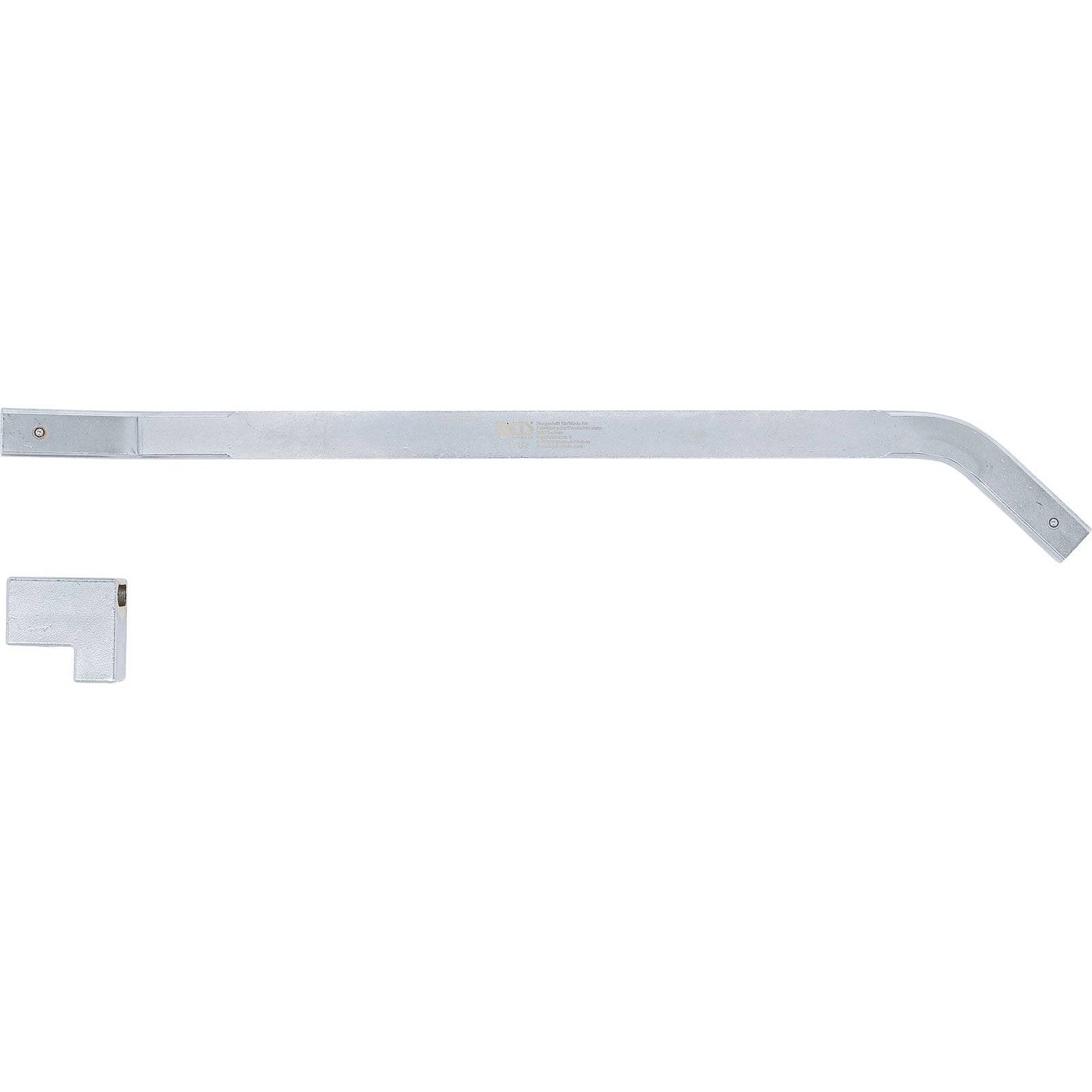 Ein Metallautomotive-Werkzeug mit langem Griff und zwei abgewinkelten Enden, das zur Einstellung von Bremskomponenten verwendet wird und vor einem weißen Hintergrund abgebildet ist.