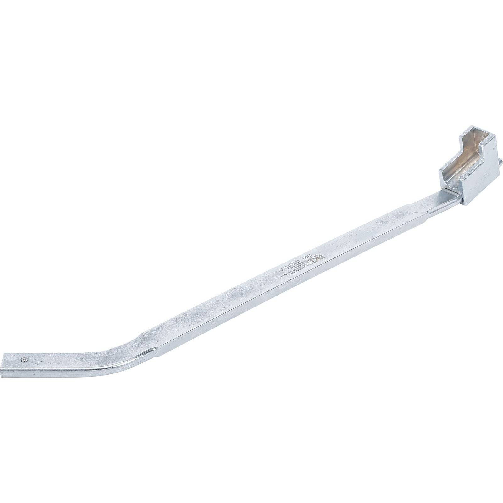 Ein langes, flaches Metallwerkzeug mit einem gebogenen Ende und einem Griff, das zum Heben oder Hebeln von Oberflächen verwendet wird.