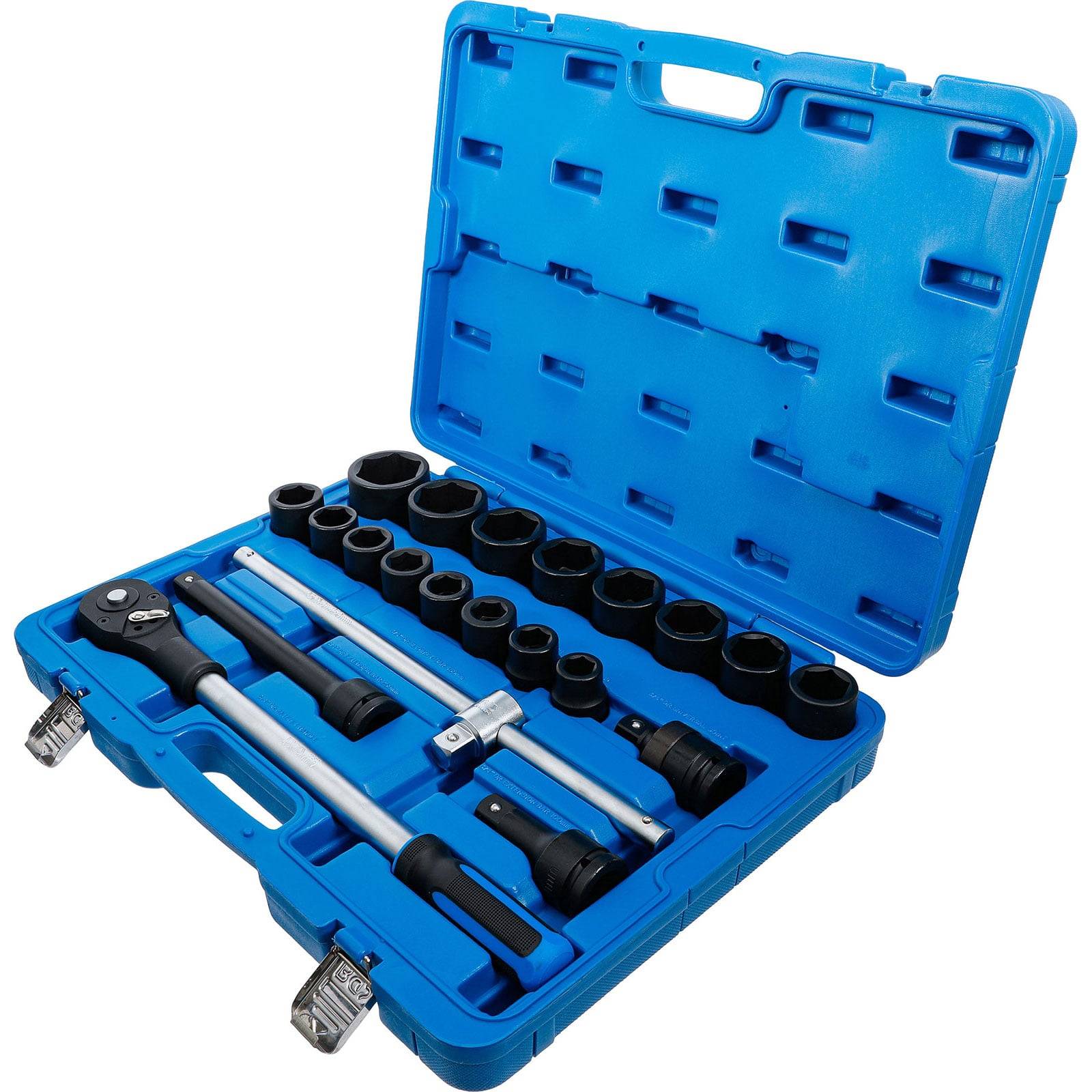 Eine blaue Plastikbox, die einen Satz Steckschlüssel enthält, einschließlich Ratschenkasten und Stecknüsse, die für mechanische Reparaturen und Wartungsaufgaben verwendet werden.