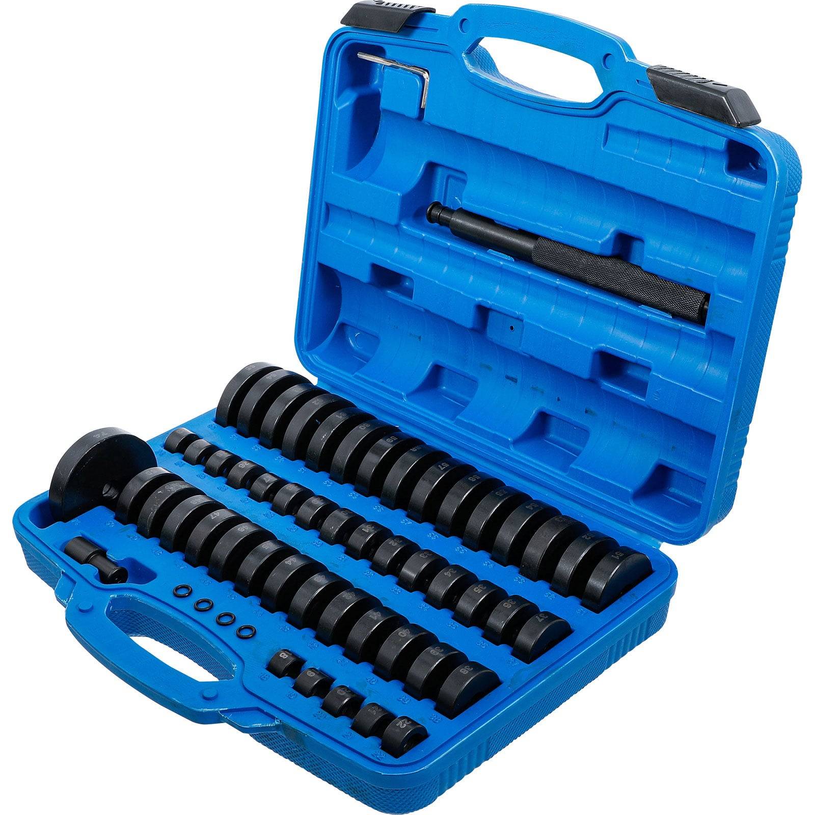 Eine blaue Kunststoffbox, die einen umfassenden Satz schwarzer Metall-Lager- und Dichtungswerkzeuge enthält, in Fächern für den automobilen Einsatz organisiert.