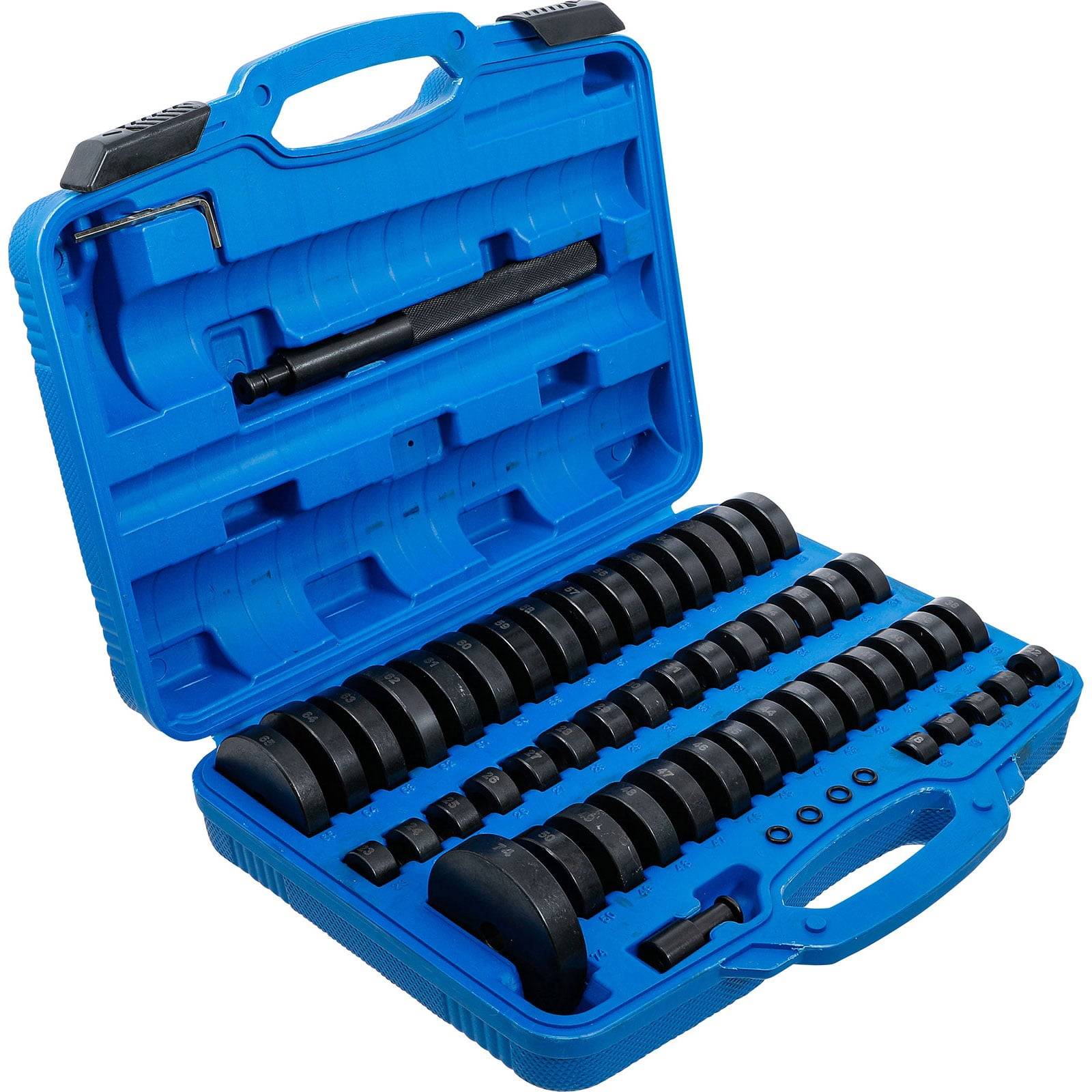 Eine blaue Plastikbox ist geöffnet und zeigt einen Satz schwarzer kreisförmiger Werkzeuge, die in Reihen angeordnet sind. Die Werkzeuge variieren in ihrer Größe und passen in spezifische Fächer.