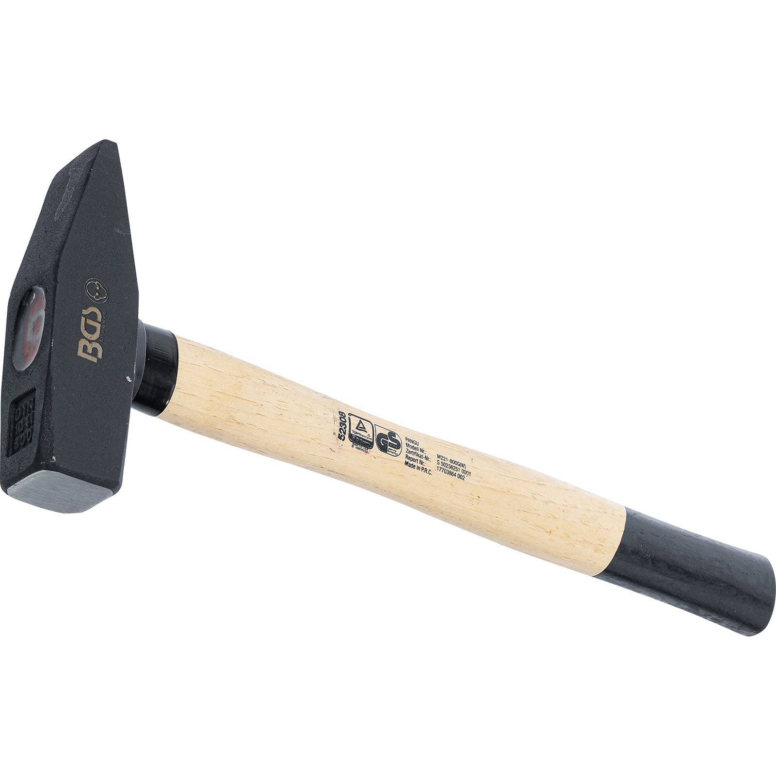 Ein schwarzer Metallhammer mit einem glatten Holzgriff, der Logos und Markierungen in der Nähe des Hammerkopfes trägt.
