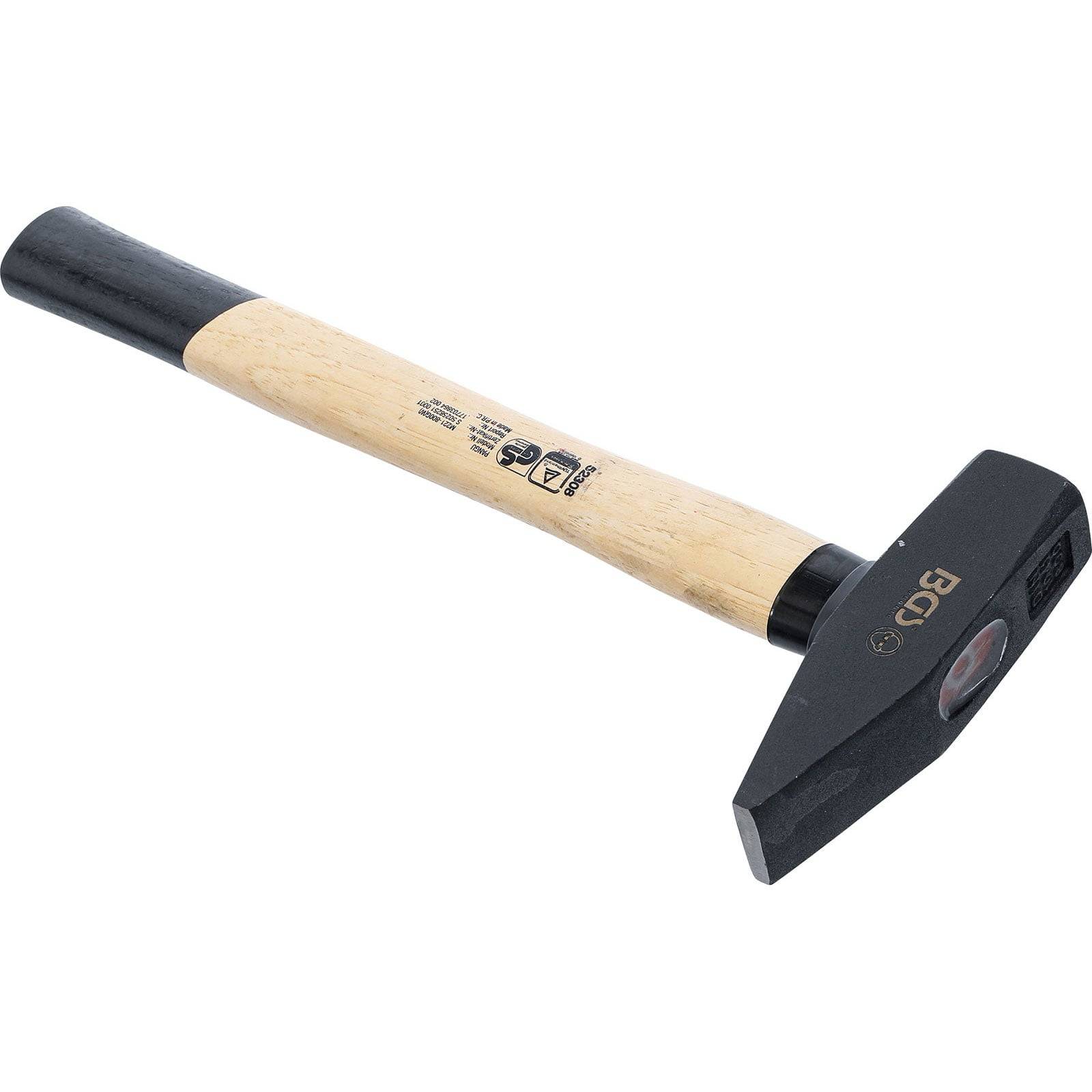 Ein Hammer mit einem Holzgriff und einem schwarzen Metallkopf, versehen mit Herstellermarkierungen. Geeignet für schwere Bauarbeiten.