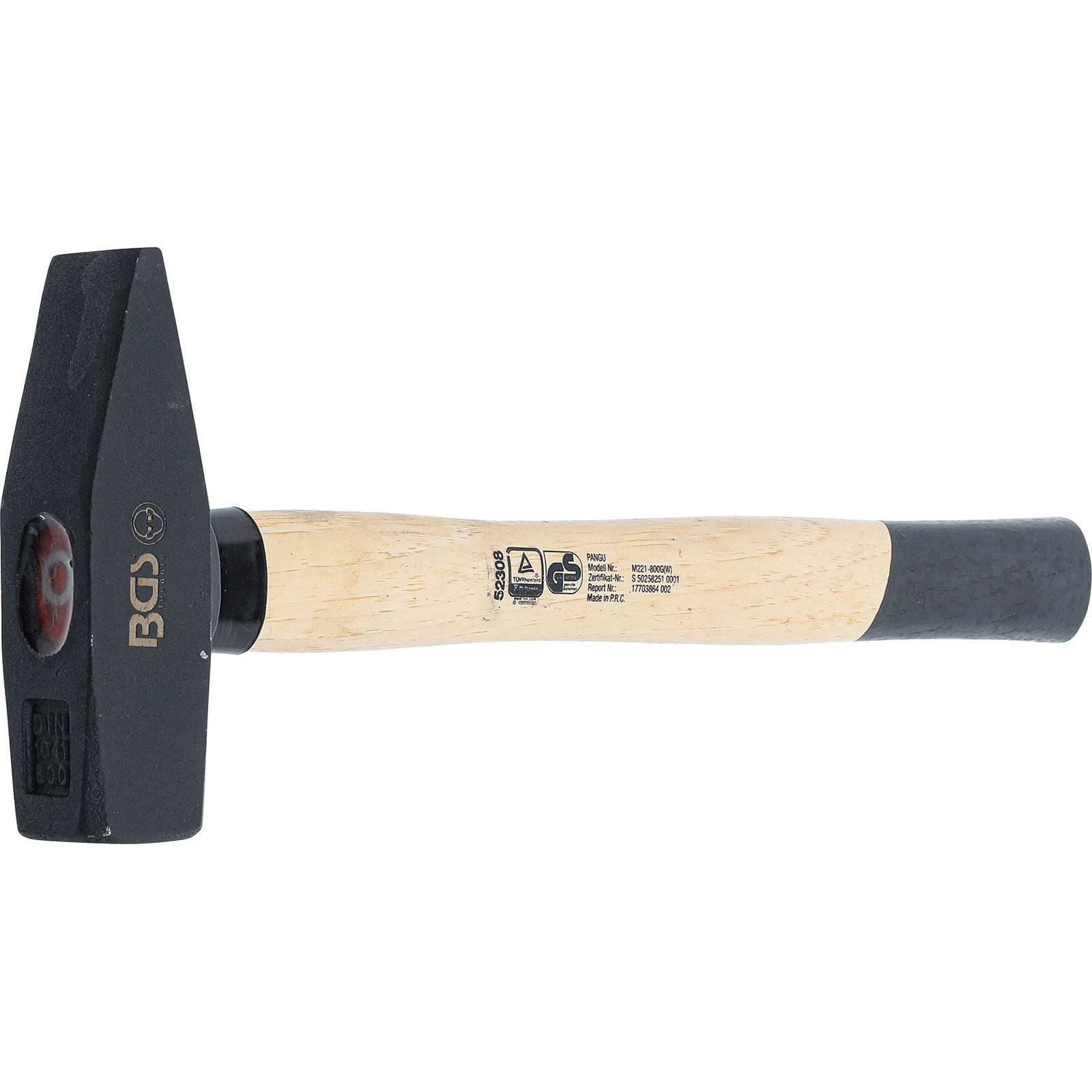 Ein schwarzer Hammer mit Holzgriff liegt horizontal, wobei das Logo 'BGD' auf dem Kopf zu sehen ist. Der Griff zeigt Sicherheitssymbole und Text.