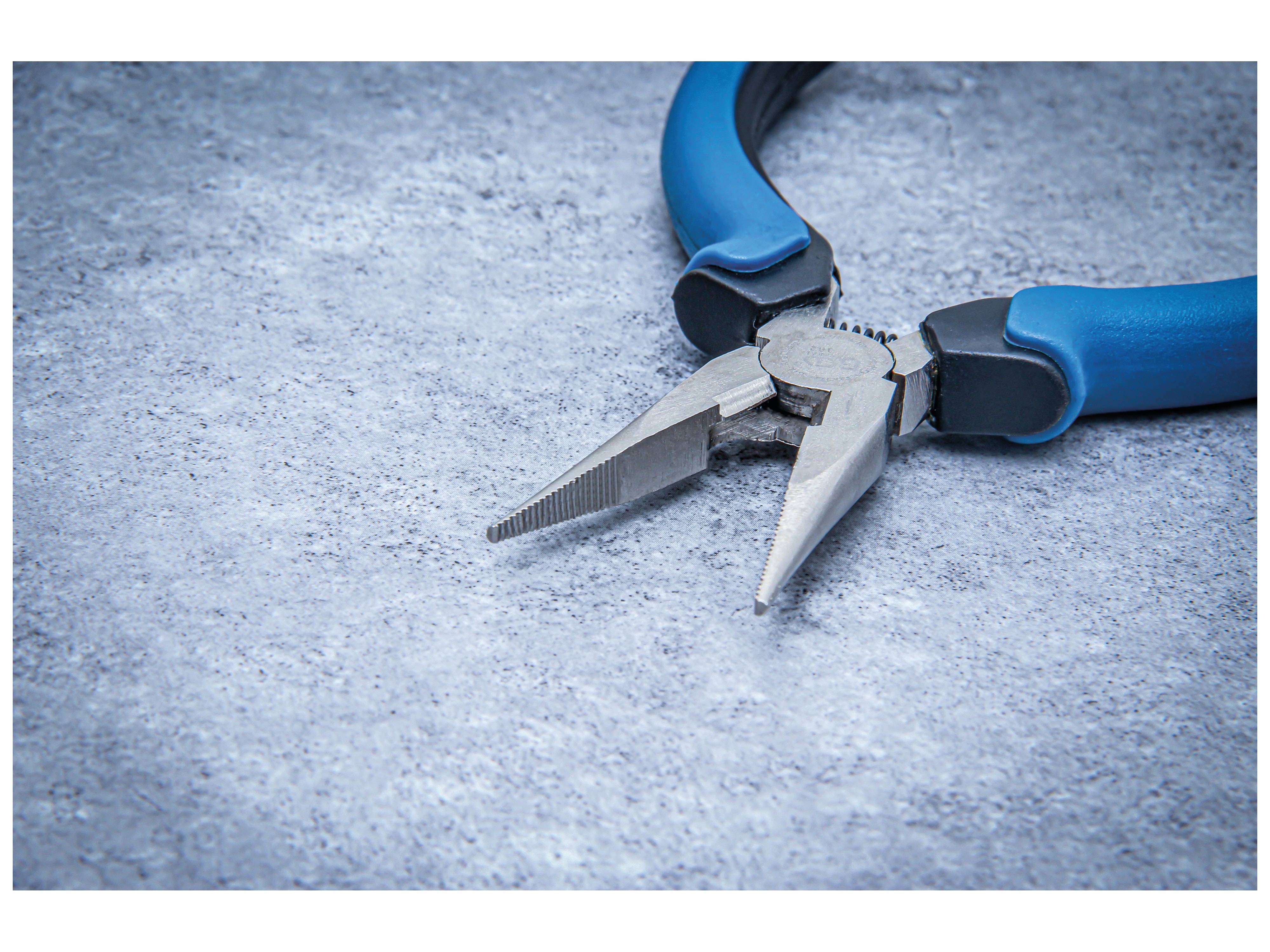 Ein Paar blaue und schwarze Zangen mit gezahnten Backen liegt auf einer strukturierten grauen Oberfläche.