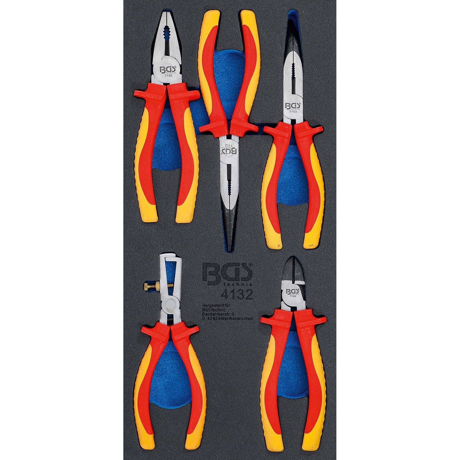 Eine Schaumstoffeinlage hält fünf Zangen mit roten und gelben Griffen, die jeweils vertikal angeordnet und mit ‚BGS' beschriftet sind, auf einem grauen Hintergrund.