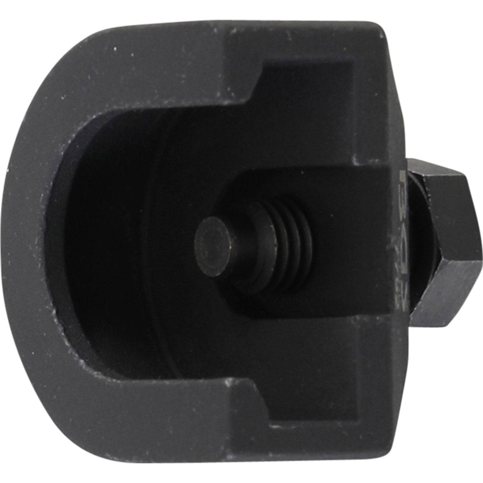 Ein schwarzes Metallwerkzeug mit einer U-förmigen Öffnung und einem zentralen Bolzen, das für Press- oder Zieharbeiten verwendet wird.