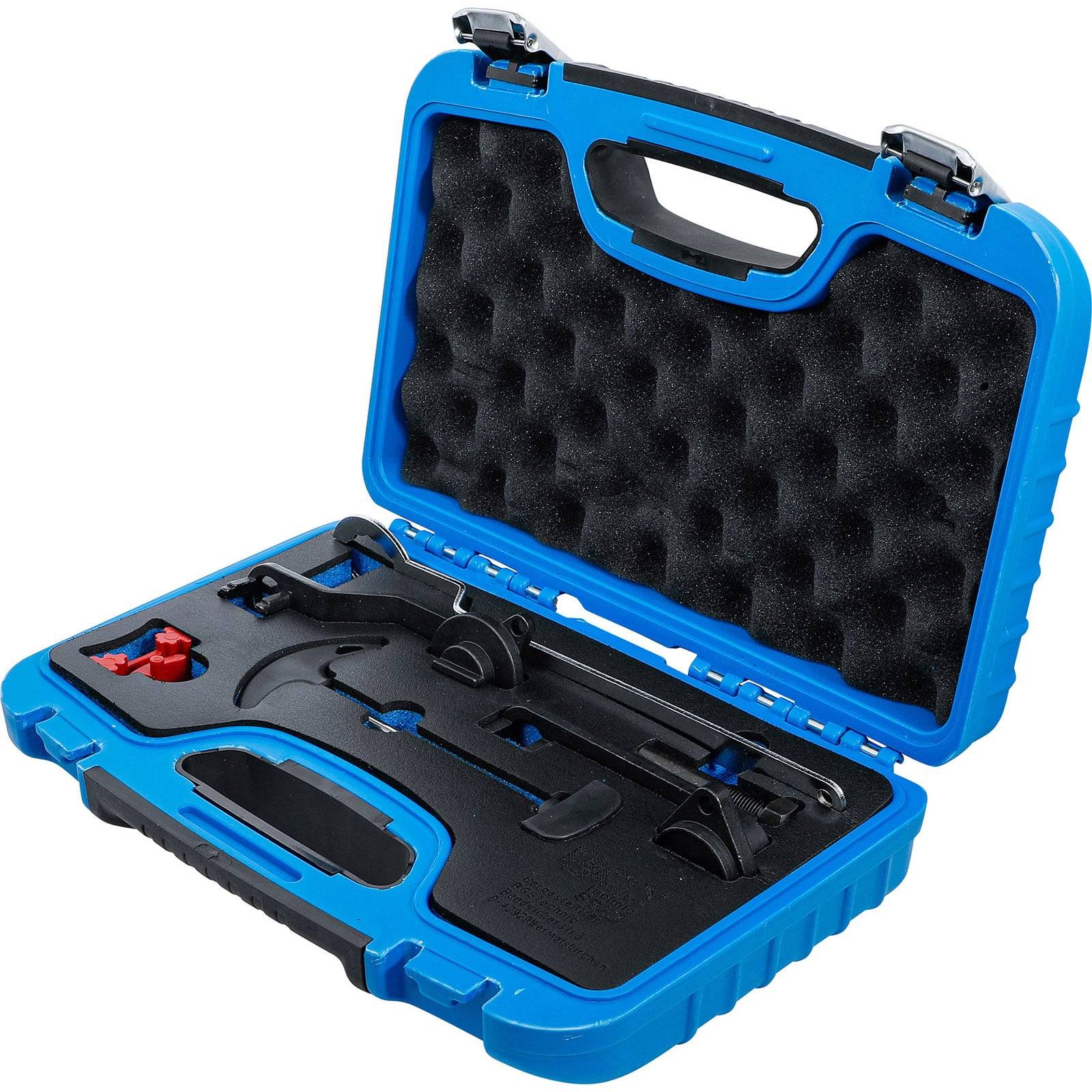 Ein blauer Werkzeugkoffer mit geformter Schaumstoffeinlage enthält verschiedene schwarze und rote Werkzeuge, darunter einen Hammer und einen Schraubenschlüssel, die in Fächern geordnet sind.