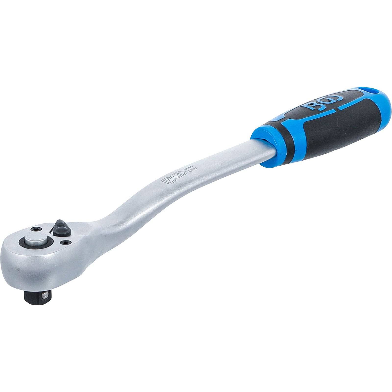 Ein silberner Ratschenschlüssel mit einem schwarzen und blauen Gummigriff, entwickelt zum Anziehen oder Lösen von Muttern und Schrauben.