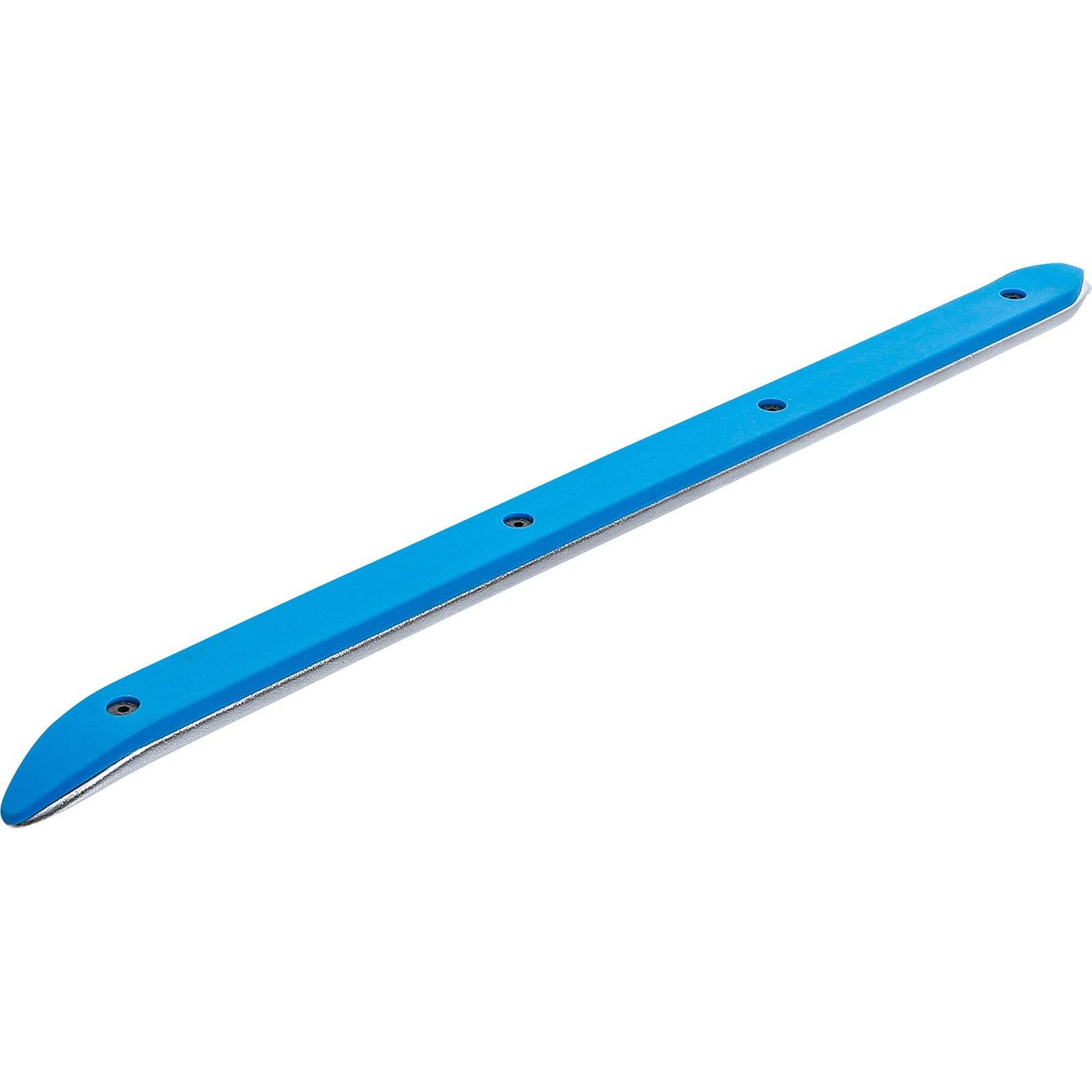 Eine blaue Metallschneefahrzeug-Verschleißleiste mit drei Befestigungslöchern zum Anbringen an der Unterseite des Fahrzeugskis für verbesserte Kontrolle.