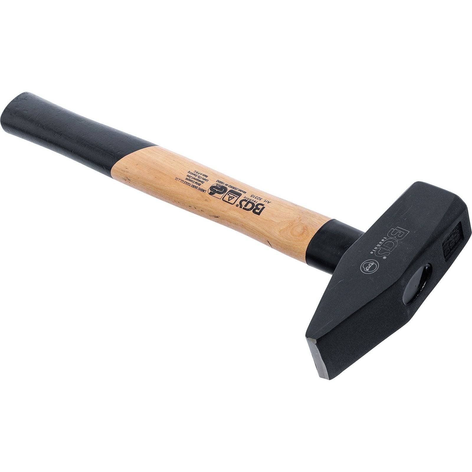 Ein Schmiedehammer mit einem Holzgriff und einem schwarzen Metallkopf, in einem Winkel ausgerichtet, der eine klare Sicht auf seine Markierung und ergonomische Gestaltung ermöglicht.