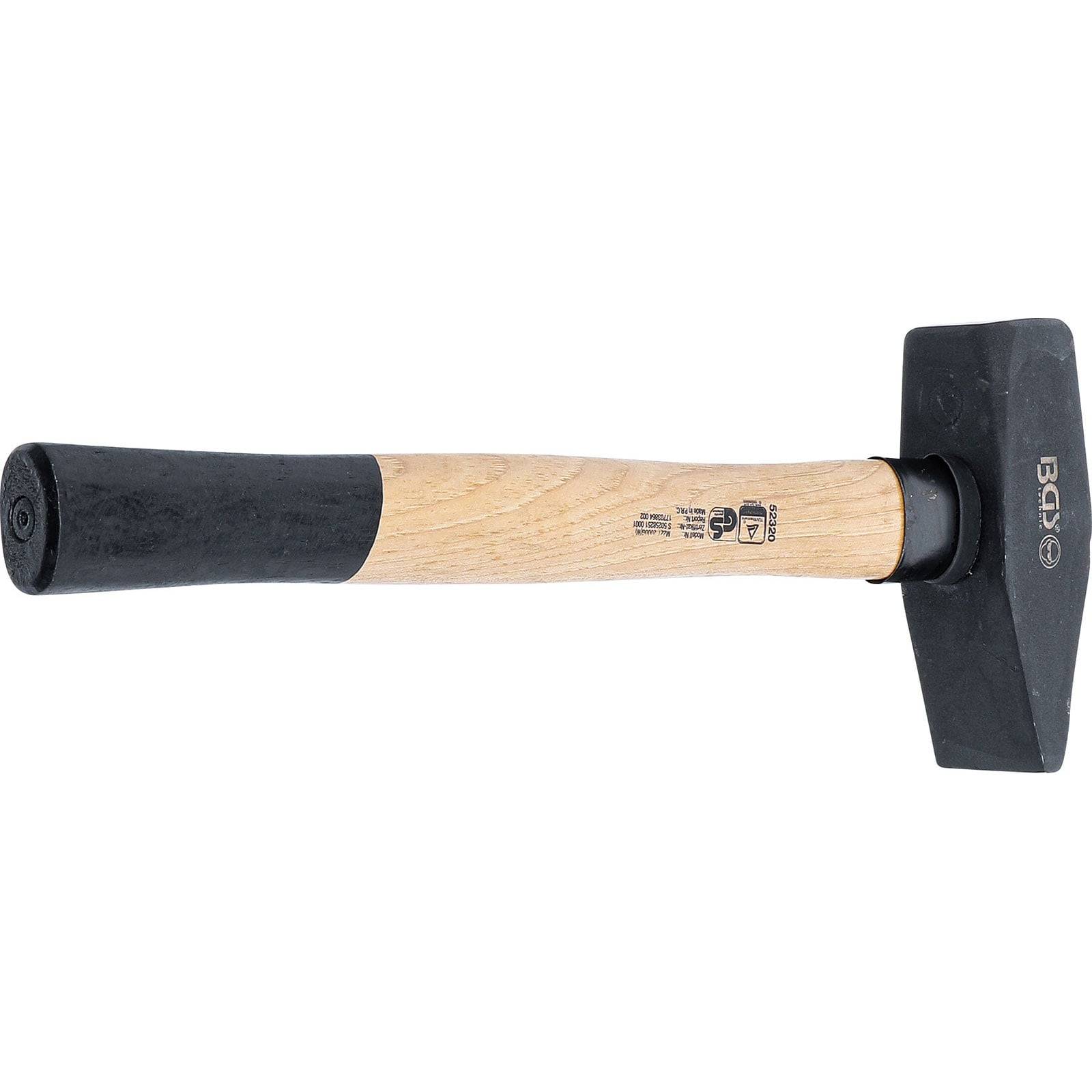 Ein Hammer mit einem schwarzen, flachen Kopf und einem Holzgriff liegt auf einem weißen Hintergrund.