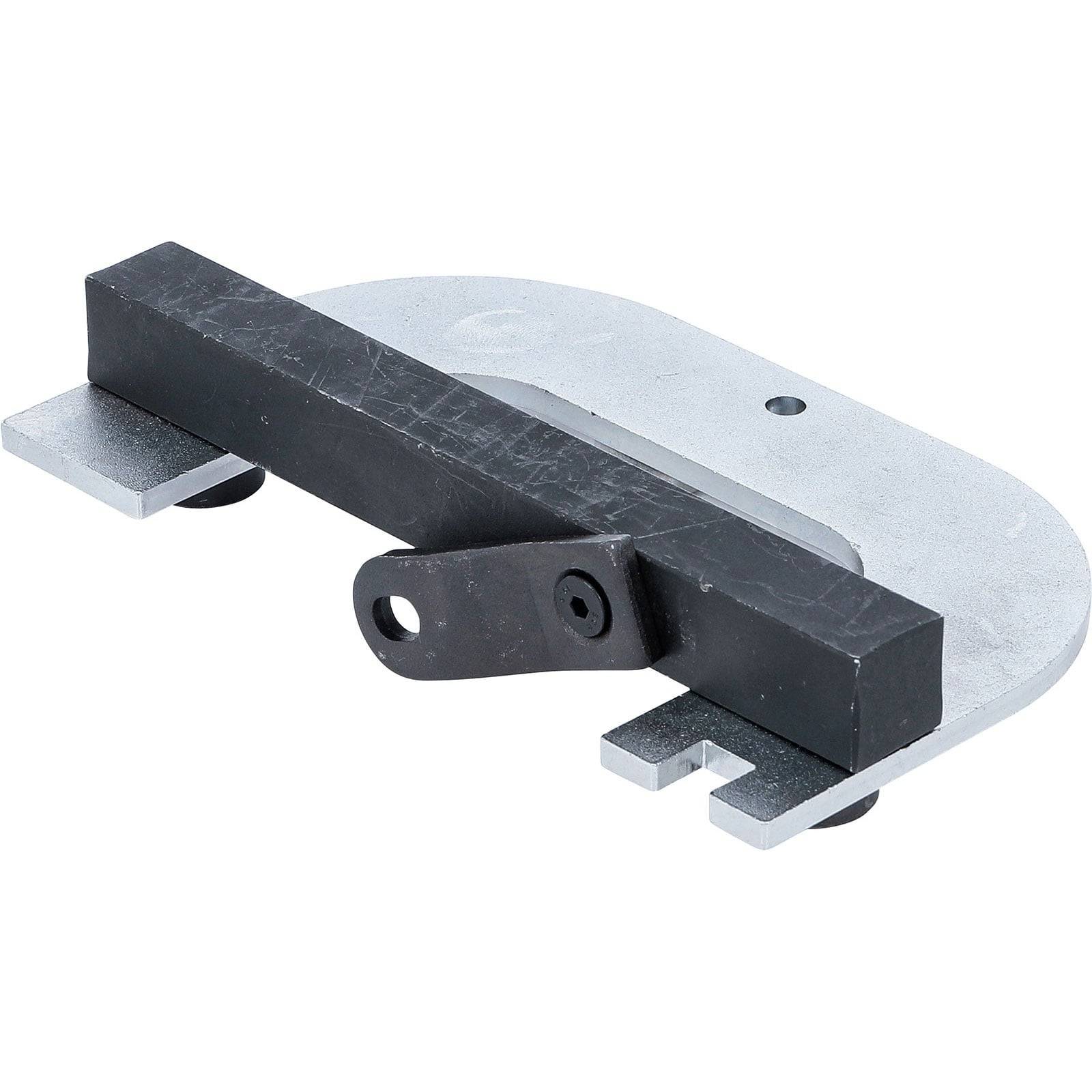 Ein metallisches L-förmiges Werkzeug mit einer flachen, breiten Basis und einem hervorstehenden schwarzen Balken, das für präzise Mess- oder Ausrichtungsaufgaben verwendet wird.