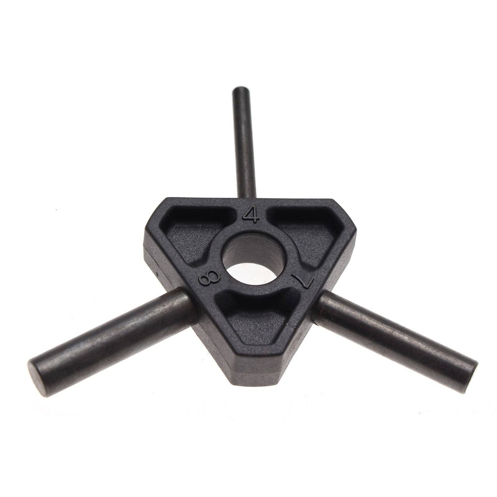 Ein schwarzer, dreiarmiger Metallbohrfutterschlüssel, dessen Zinken jeweils mit einer Nummer beschriftet sind und der zum Festziehen oder Lösen eines Bohrerschaftes verwendet wird.