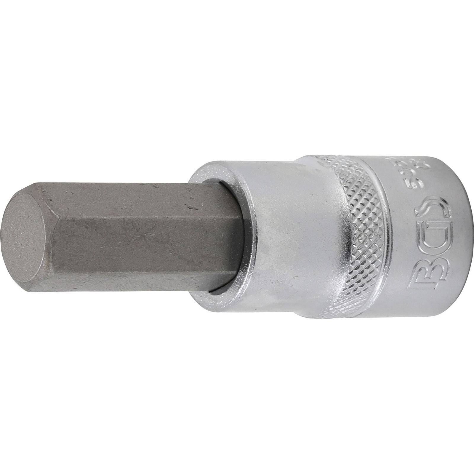 Eine metallische Sechskantmuffe mit einer sechseckigen Spitze, die zum Anziehen oder Lösen von Schrauben verwendet wird, vor einem einfarbigen weißen Hintergrund dargestellt.