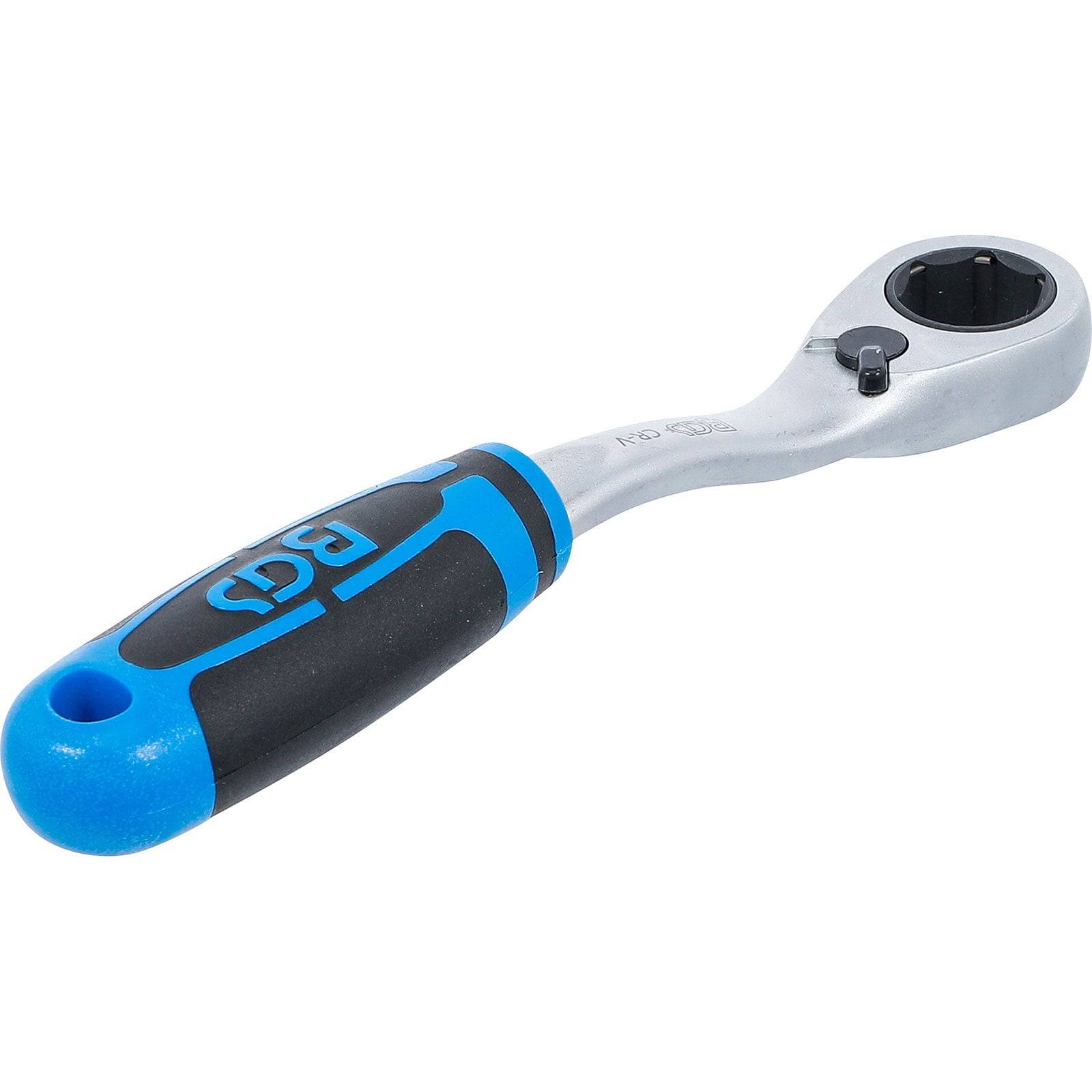 Ein Ratschenschlüssel mit einem blau-schwarzen ergonomischen Griff, der für einen leichten Halt und effizientes Anziehen oder Lösen von Schrauben entwickelt wurde.