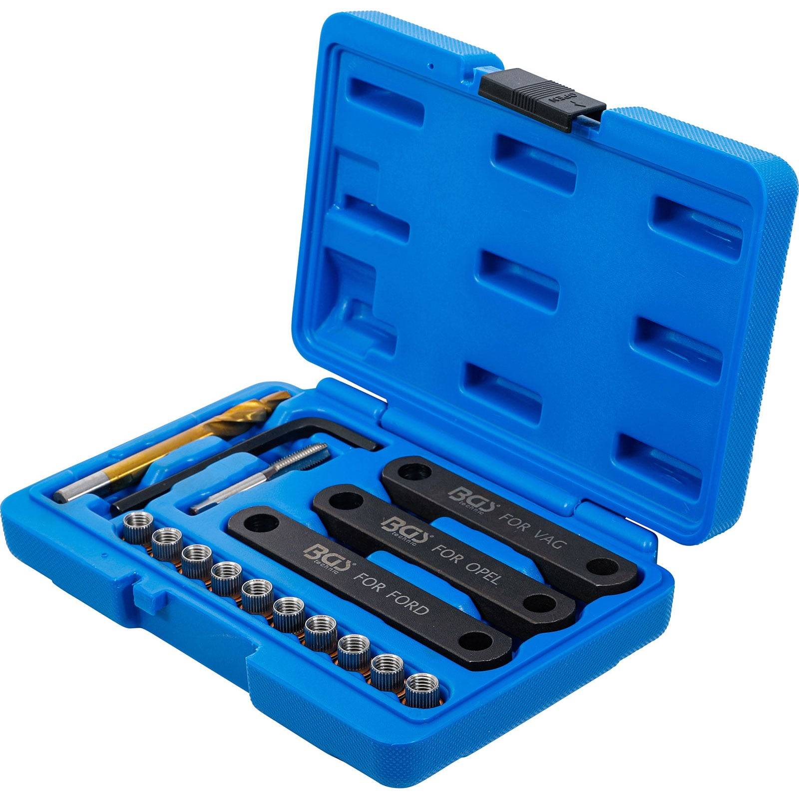 Eine blaue Werkzeugkiste mit Metalleinsätzen, Bohrern und schwarzen Metallplatten, die mit spezifischen Automarken beschriftet sind. Verwendet für Autoreparaturen.