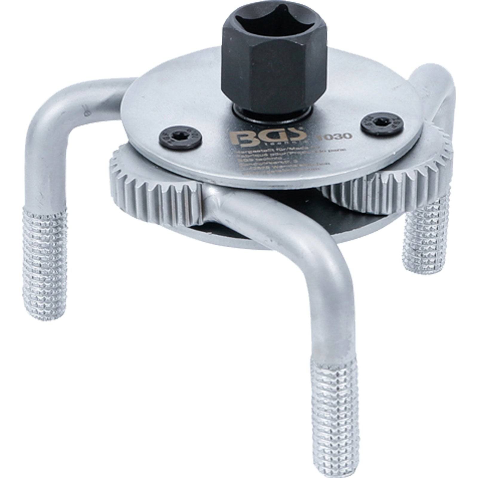 Ein Metall-Ölfilter-Schlüssel mit verstellbarer Breite, einem Dreiarmendesign und einem zentralen Bolzen, der zum Anziehen oder Lösen von Ölfiltern verwendet wird.