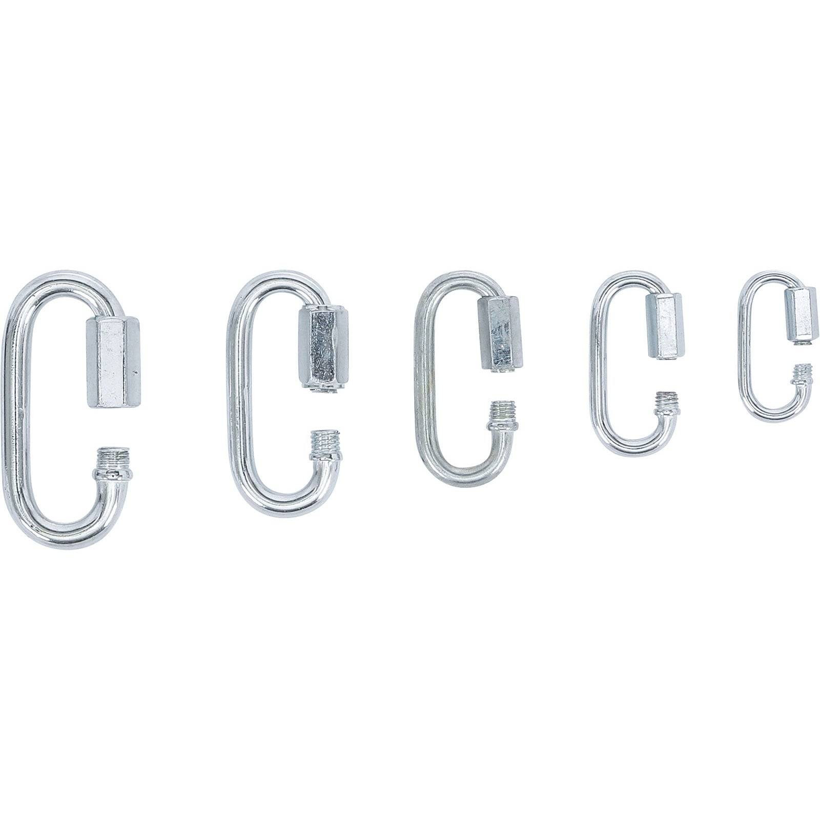 Fünf aufeinander abgestimmte Metallkarabiner, die progressiv in der Größe abnehmen und ihre Größenunterschiede deutlich demonstrieren.