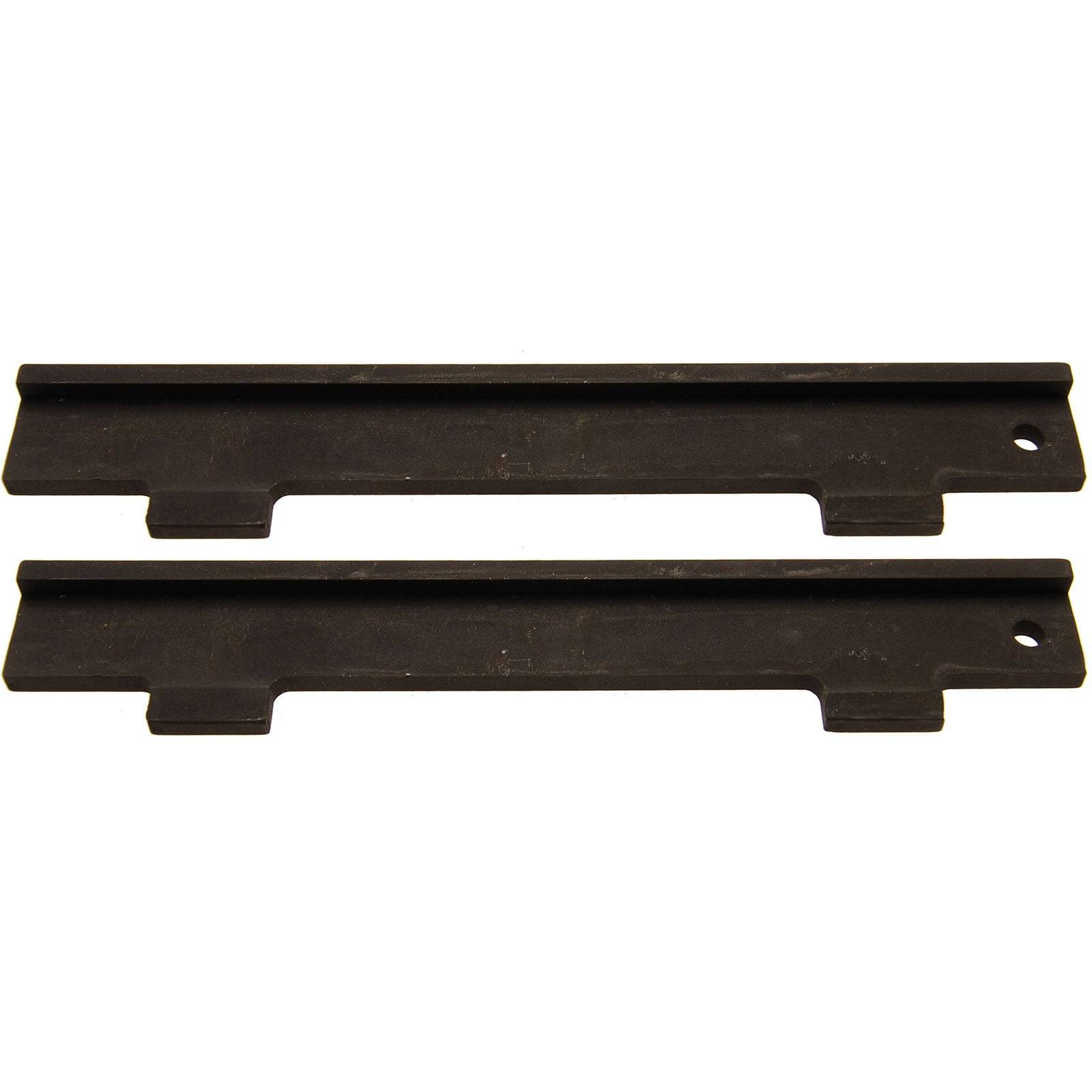 Zwei identische schwarze Metallmontageklammern mit Ausschnitten und Löchern zur Installation, horizontal ausgerichtet, verwendet für Schienenanbringungen.