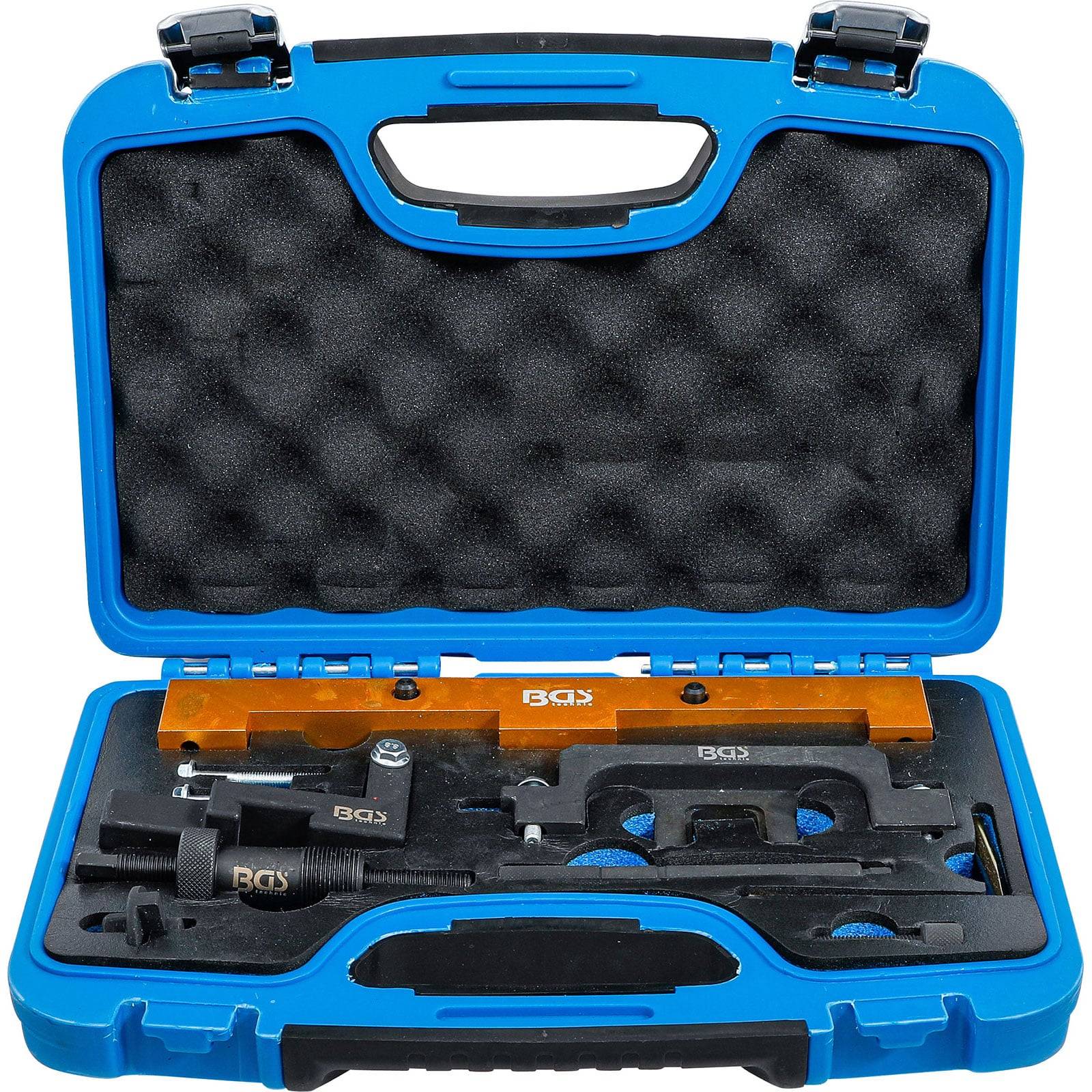 Ein blauer Plastikkoffer, der einen Satz mechanischer Werkzeuge enthält, einschließlich verschiedener Metallarmaturen und Befestigungen, die ordentlich in Schaumstoffschlitzen angeordnet sind.