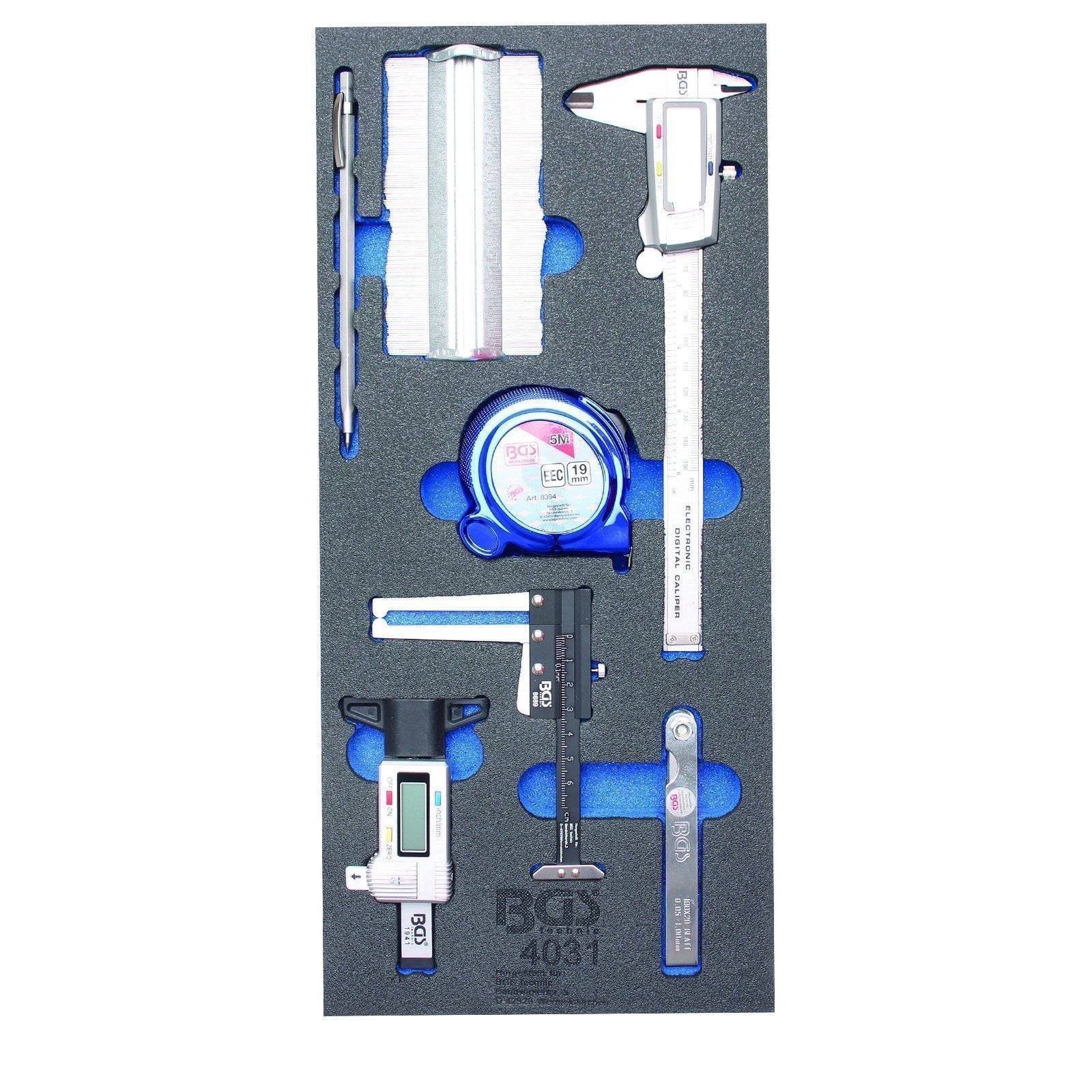 Werkzeugsatz in Schaumstoff, bestehend aus Messschieber, Maßband, Tiefenmesser und Lineal, mit beschrifteten Abschnitten für organisierte Aufbewahrung.