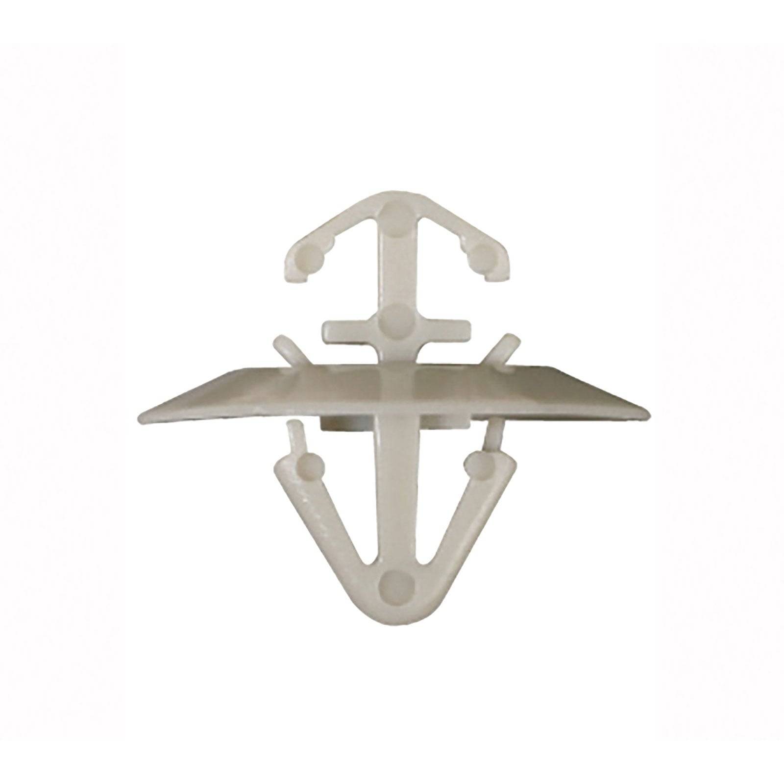 Eine weiße Kunststoff-Türverkleidungsklammer für Kraftfahrzeuge mit einem runden Kopf und zwei dreieckigen Zinken, die verwendet wird, um Verkleidungen zu befestigen.