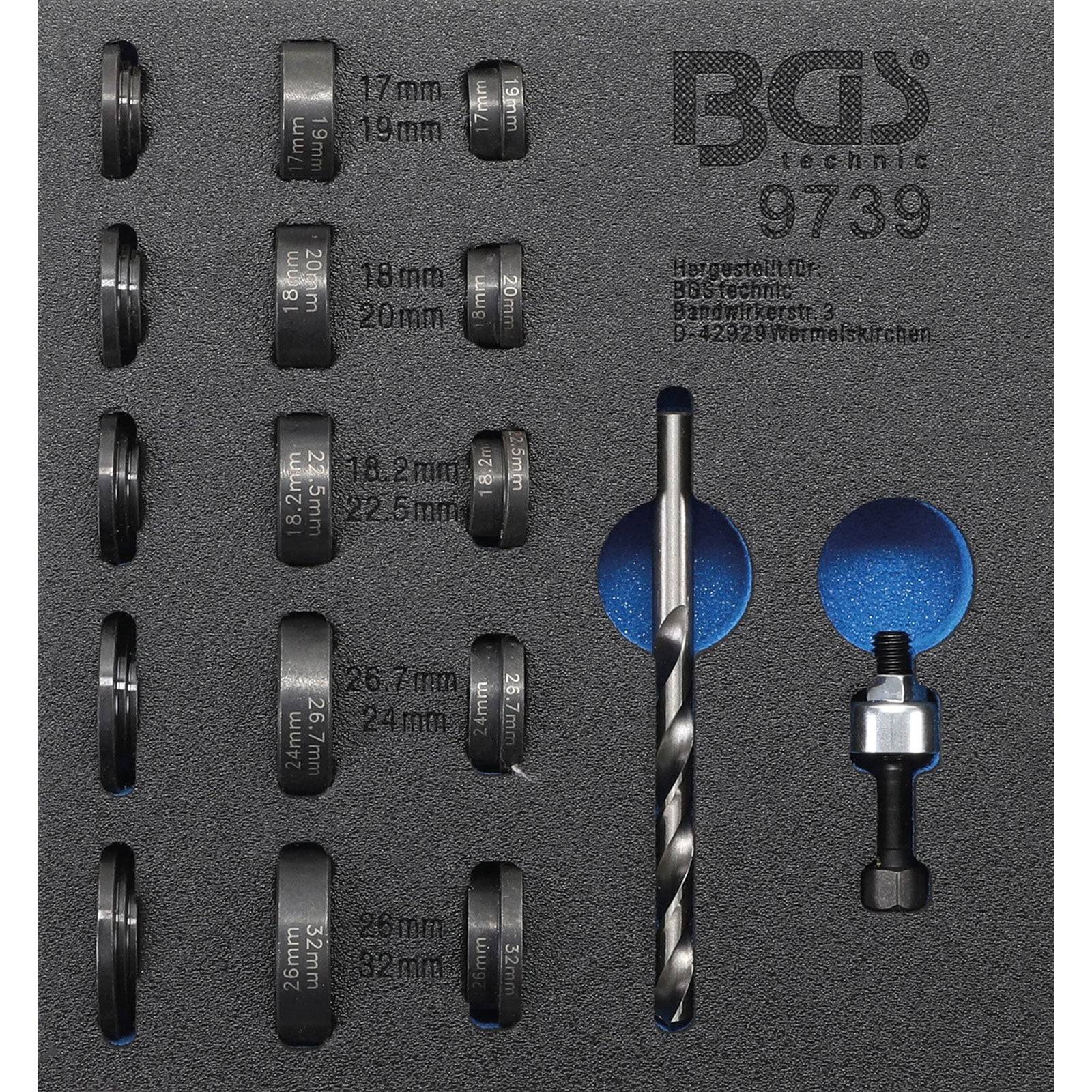 Ein Bohrersatz in einem Schaumstoffkoffer umfasst mehrere Kreisfräser, die mit verschiedenen Durchmessern beschriftet sind, einen Bohrer und eine AdapterSchraube.