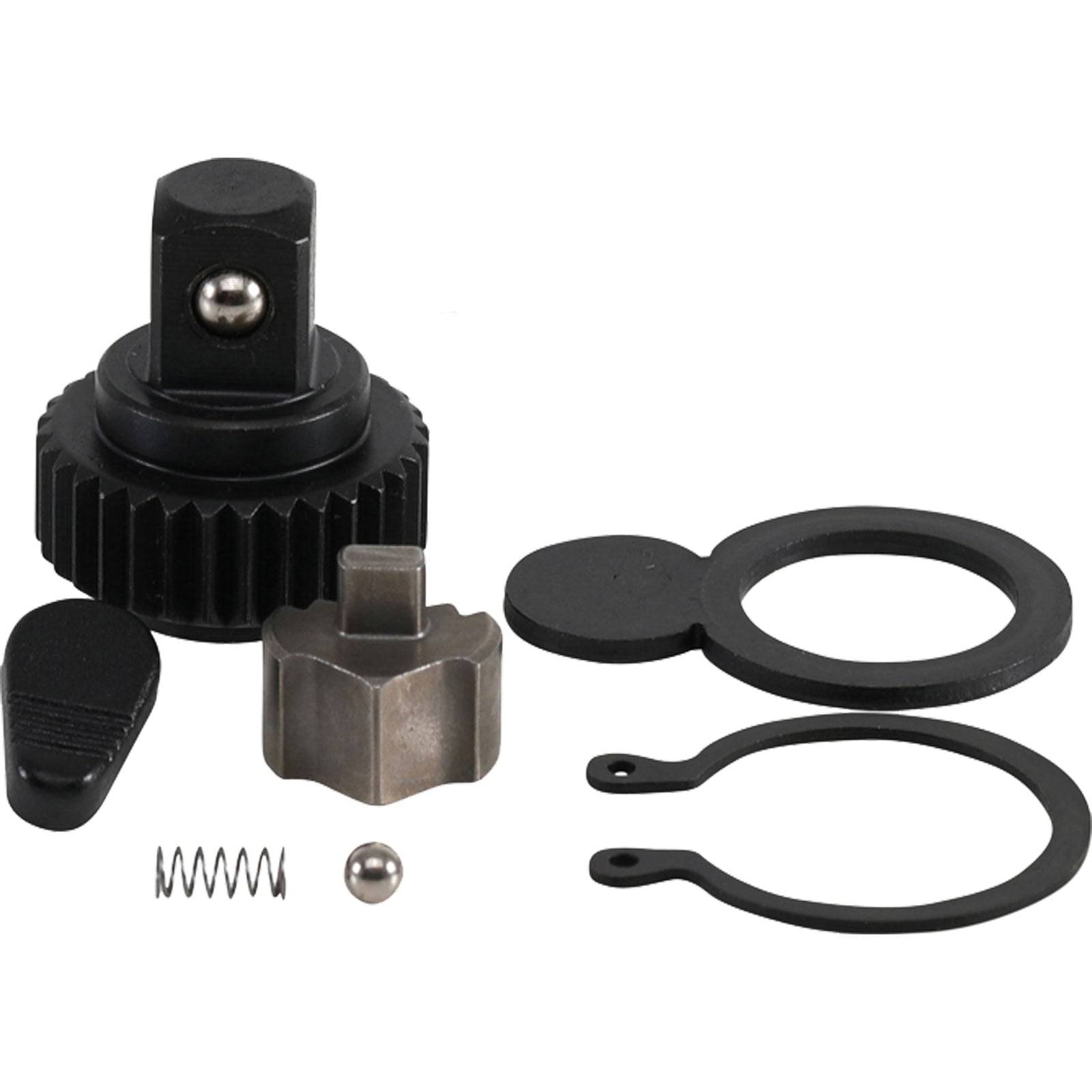 Ein Satz Steckschlüssel-Reparaturteile, bestehend aus einem Ratschenzahnrad, Rasterkugel, Feder, Umschaltknopf und Sicherungsringen vor einem weißen Hintergrund.