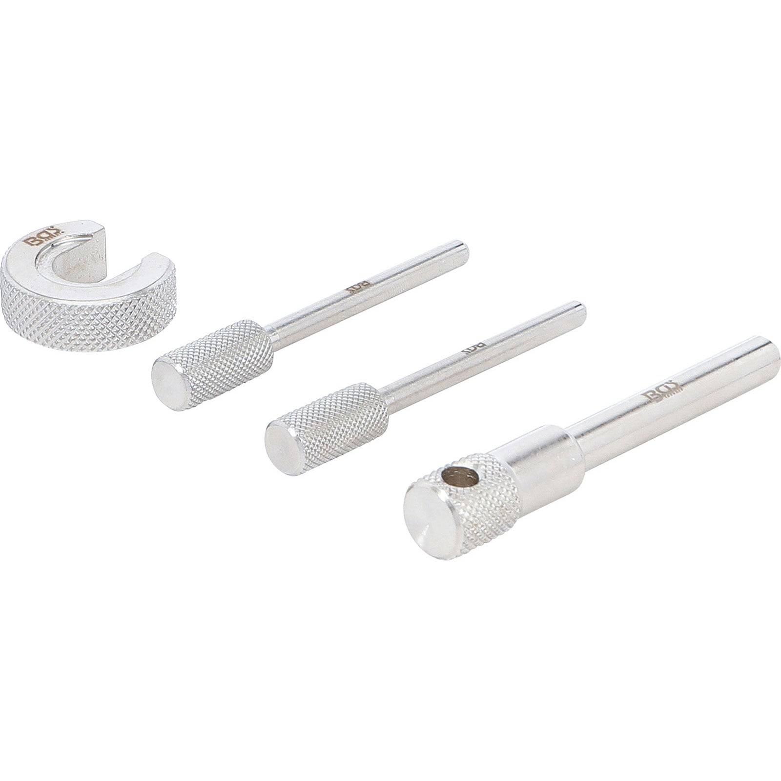 Ein Satz von vier silbernen Stiftausdrehern für Uhrenarmbänder, in einer Reihe angeordnet. Jedes Werkzeug variiert leicht in Größe und Form.