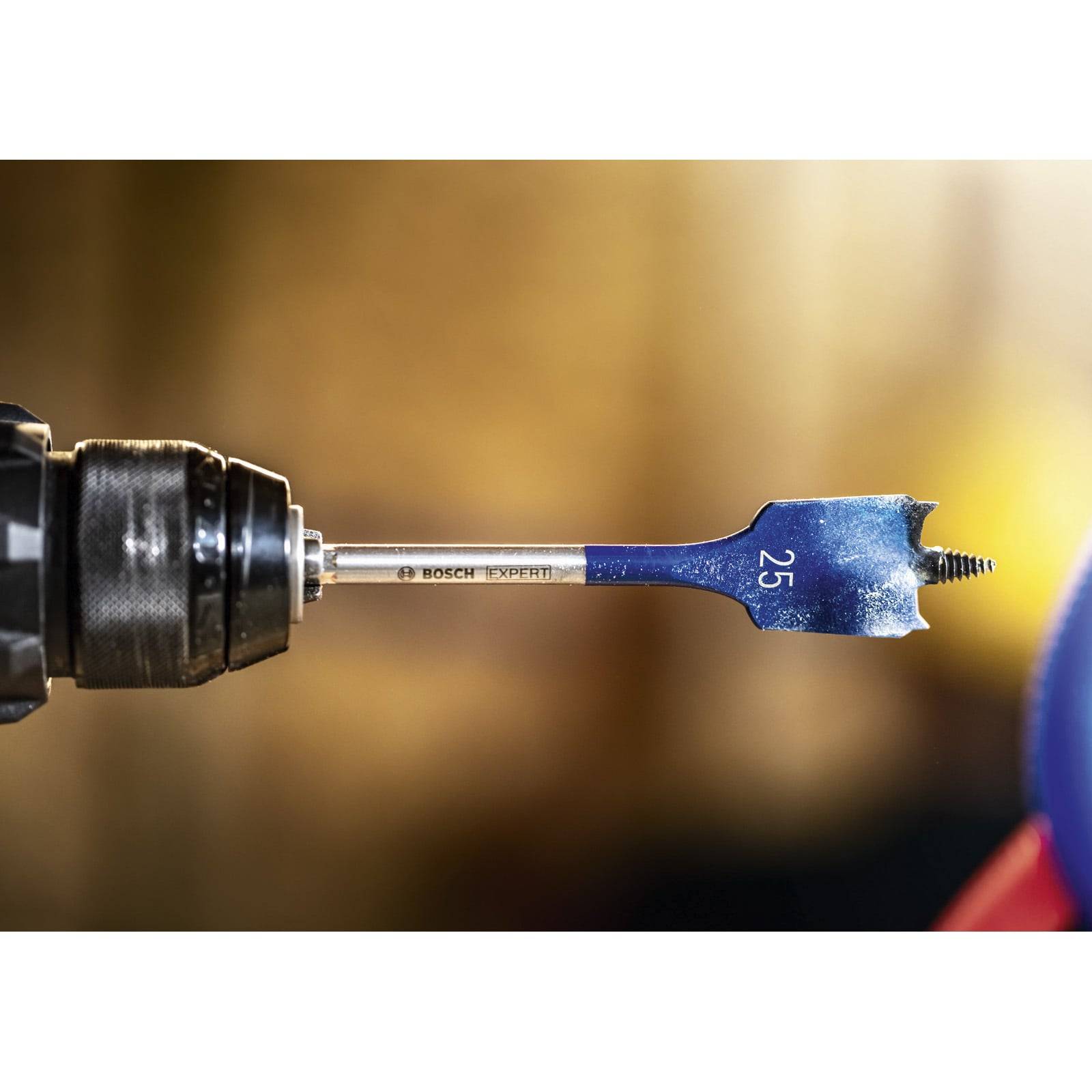 Ein Nahaufnahmebild eines Bohrers mit einem flachen Holzbohrer, der mit '25' markiert ist. Der Fokus liegt auf dem Bohrer und deutet darauf hin, dass er für präzises Bohren konzipiert ist.