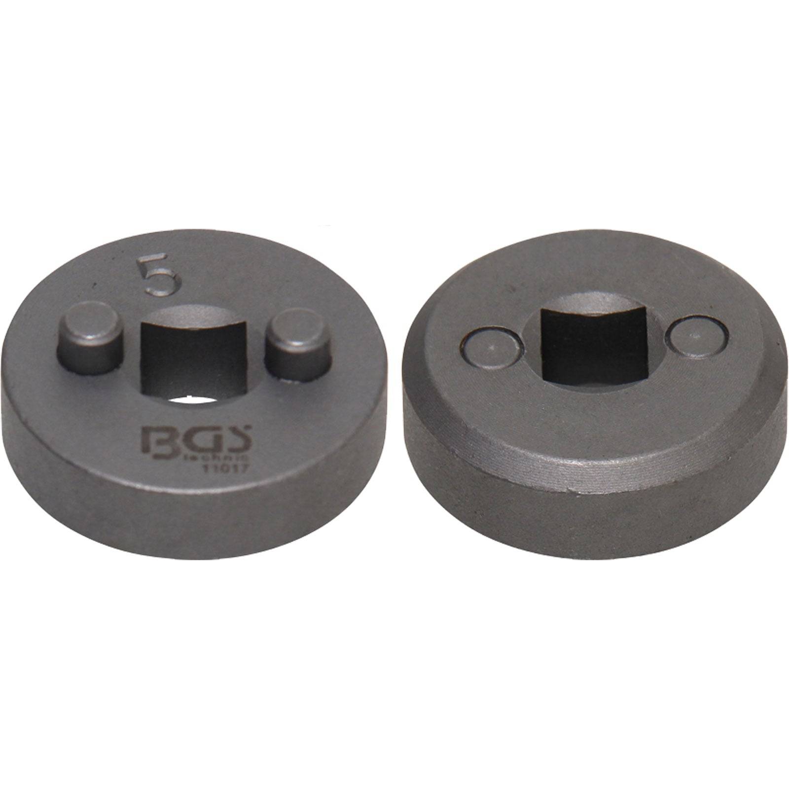 Zwei runde Metallwerkzeuge mit 'BGS' Logo und der Nummer '5' auf einem. Jedes hat eine zentrale quadratische Öffnung und zwei kleine Vorsprünge oben.