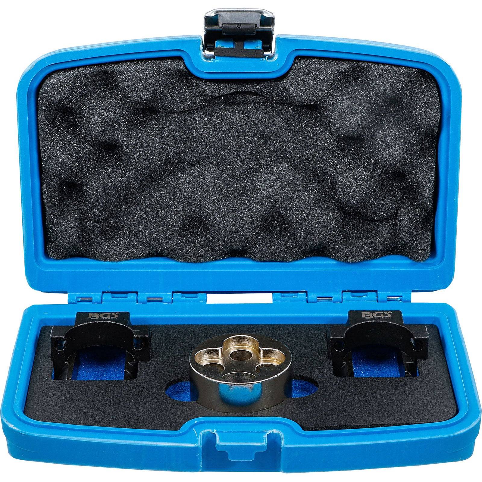 Eine blaue Kunststoffbox mit Metallautoteilen, ausgestattet mit Schaumstoffeinlage. Die Teile sind in Fächern angeordnet und deuten auf einen Werkzeugsatz hin.