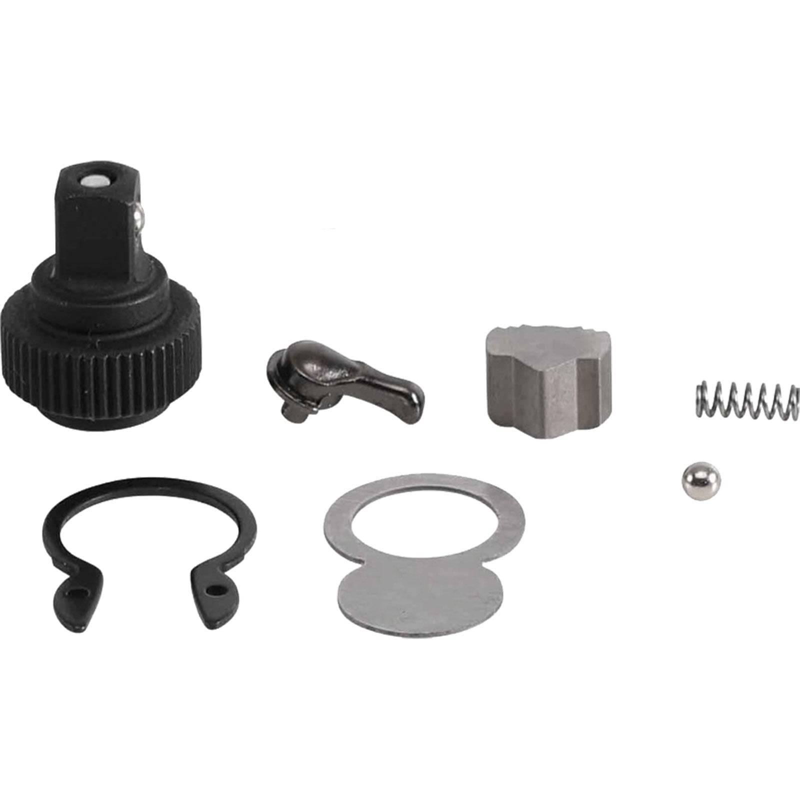 Zerlegte mechanische Teile, einschließlich eines Zahnrads, Hebels, Ritzels, einer Feder, einer Klammer, einer Unterlegscheibe und einer kleinen Metallkugel, auf einer weißen Oberfläche angeordnet.