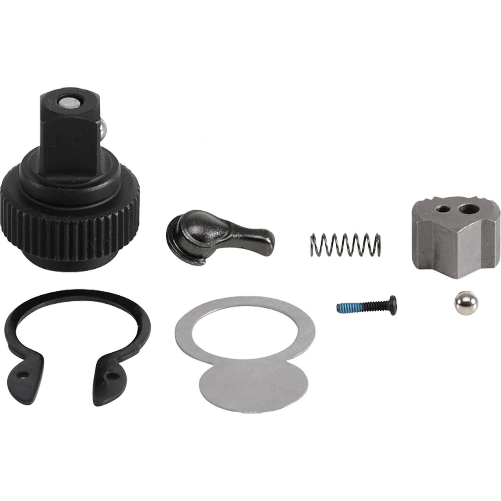 Auseinandergebaute Teile eines Ratschenschlüssels, einschließlich Zahnrad, Sperrklinke, Feder, Schrauben und Unterlegscheiben, auf weißem Hintergrund ausgelegt.