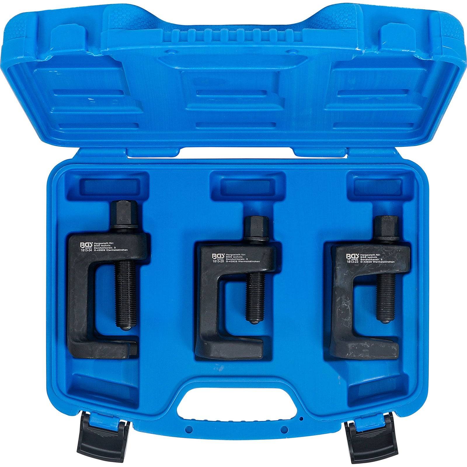 Eine blaue Plastikbox, die drei schwarze U-förmige C-Schraubzwingen enthält, die wahrscheinlich für automotive oder mechanische Zwecke verwendet werden.