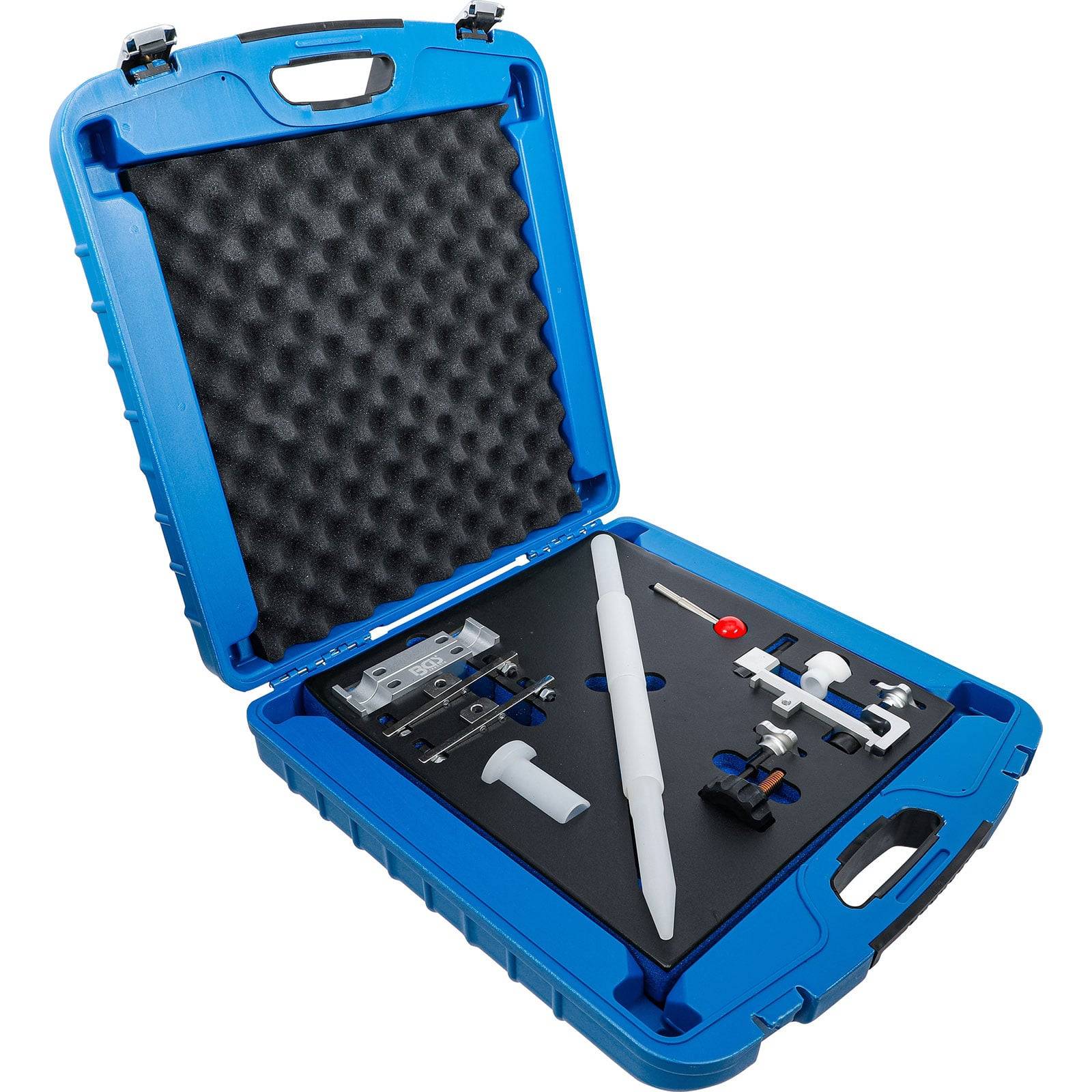 Geöffnete blaue Transporttasche mit wissenschaftlichen Instrumenten, einschließlich Pipette, Röhrchen und einem Kalibrierungswerkzeug, in Schaumstoffpolsterung eingebettet.