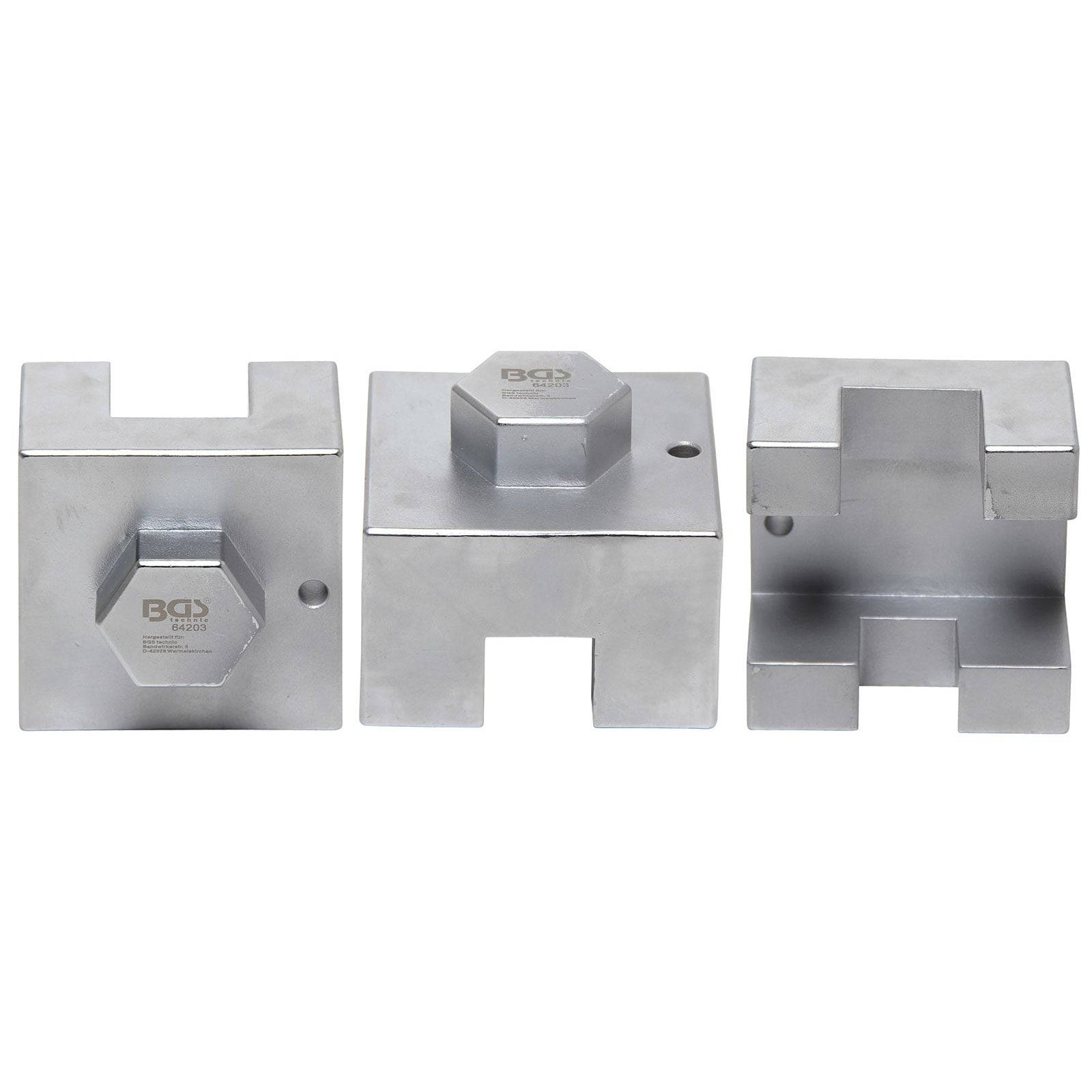 Drei metallische Blockwerkzeuge in verschiedenen Konfigurationen für verschiedene mechanische Anwendungen, die einen Schlitz, eine Mutternaufnahme und eine flache Oberfläche zeigen.