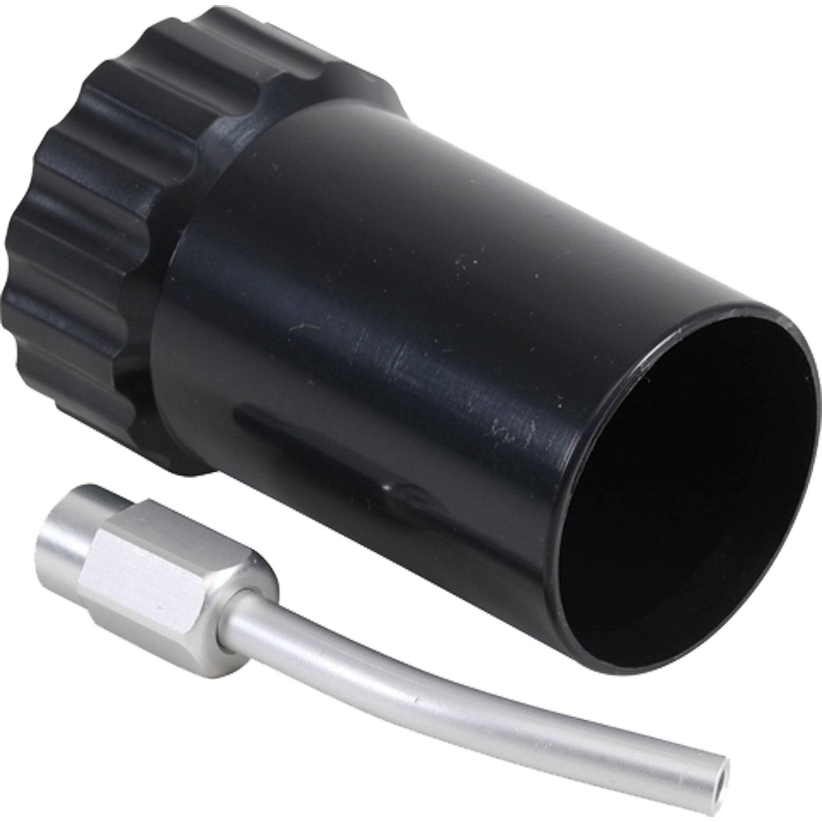 Eine schwarze zylindrische Röhre mit gerilltem Rand und einer kleinen metallfarbenen Befestigung liegt vor einem schlichten weißen Hintergrund.