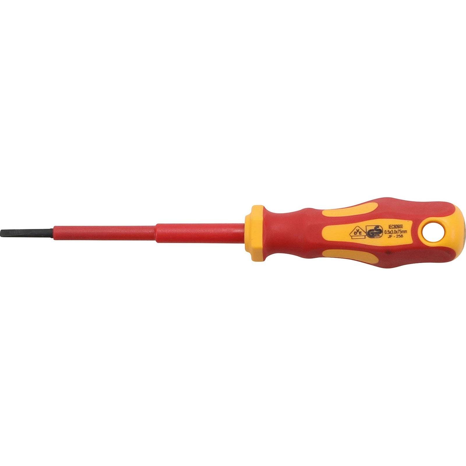 Ein rot und gelber isolierter Schraubendreher, der für elektrische Arbeiten konzipiert ist und Markendetails am Griff zeigt.