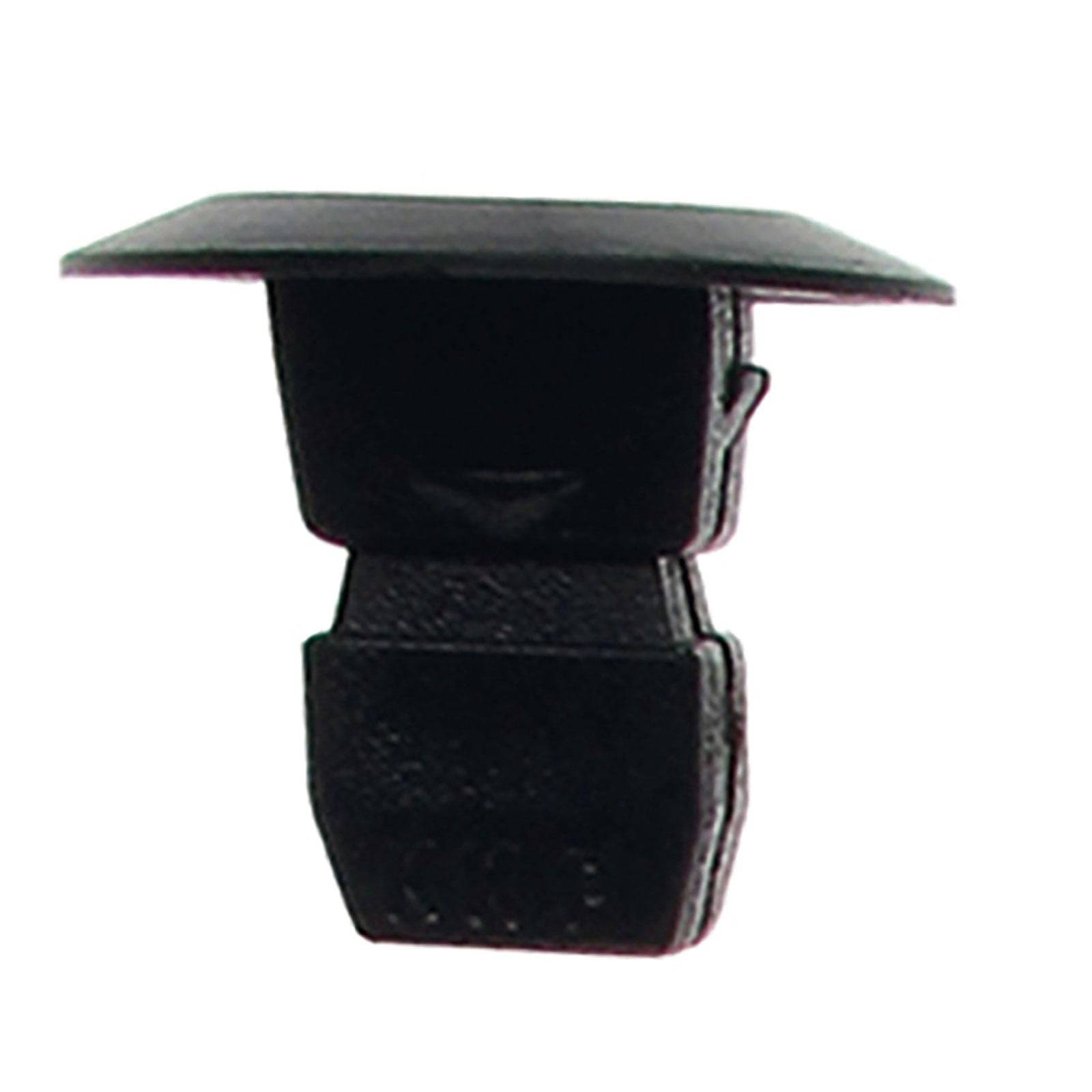 Ein kleiner schwarzer Gummistopfen oder Verschluss mit einer flachen, quadratischen Oberseite und einer zylindrischen Basis, der häufig zum Abdichten oder Abdecken von Öffnungen verwendet wird.