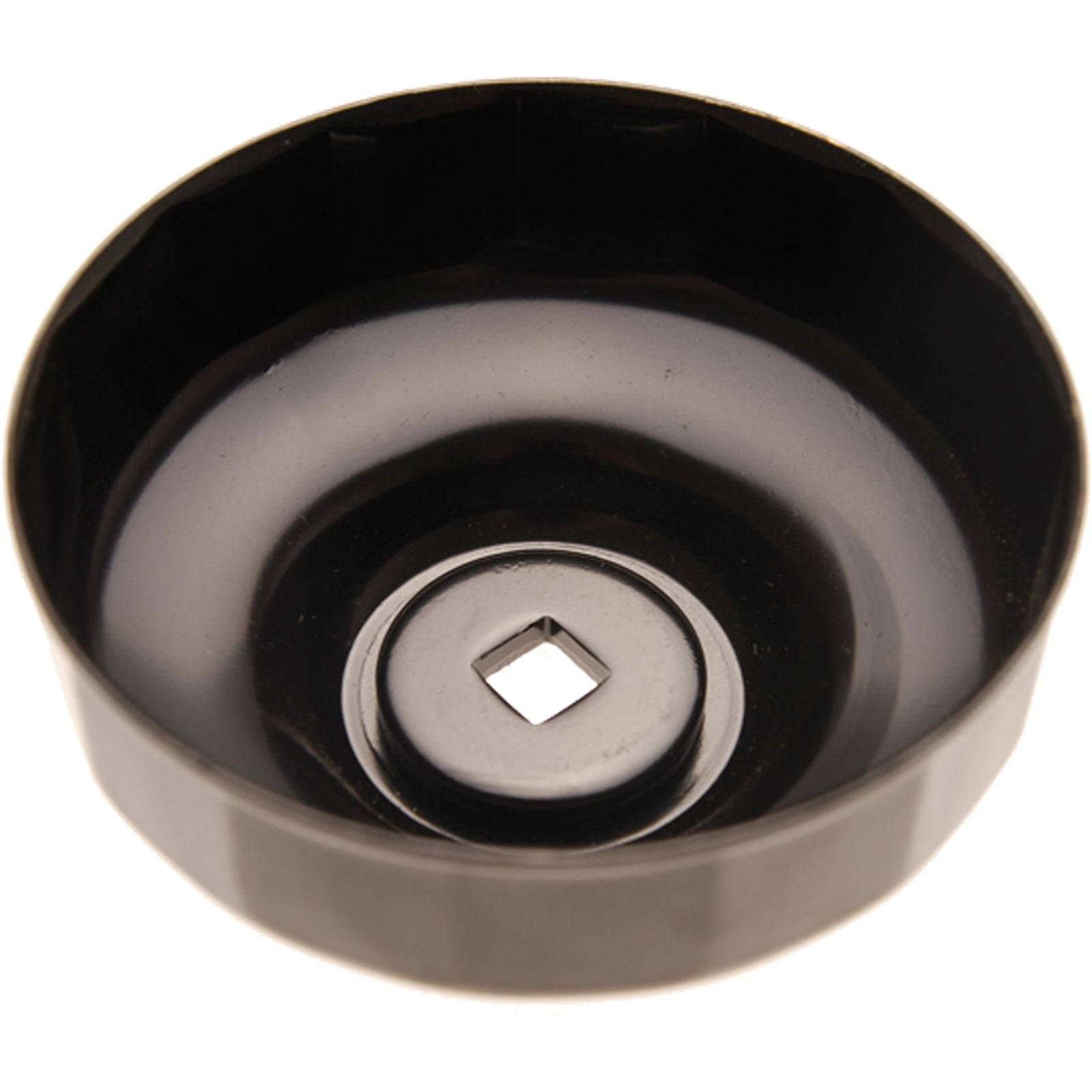 Ein schwarzer Ölfilter-Schlüssel mit kreisförmiger Gestalt und einem quadratischen Ausschnitt in der Mitte, der zum Entfernen oder Anziehen von Ölfiltern verwendet wird.