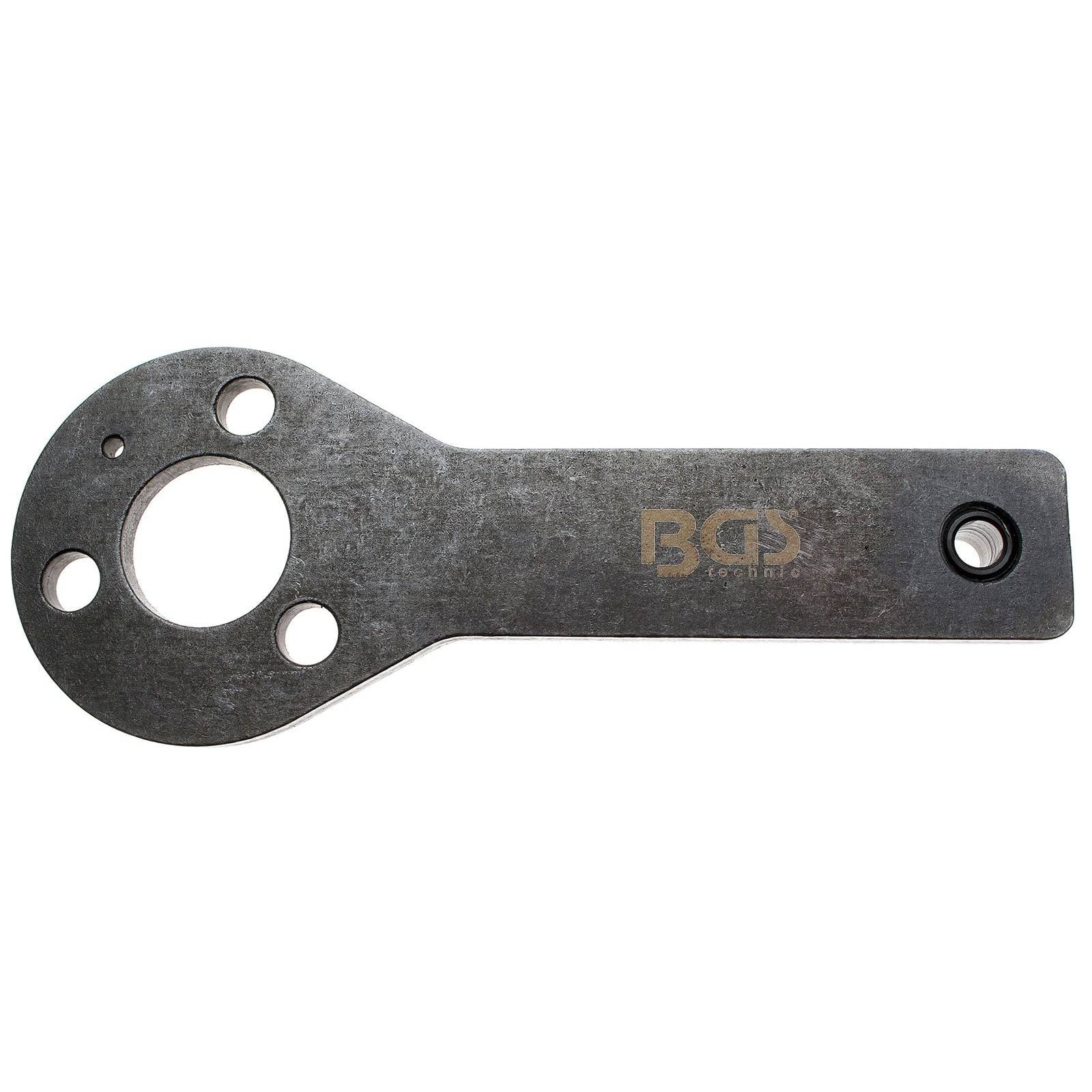 Eine flache, graue Metallhalterung mit drei Löchern an einem Ende und einem Schlitz am anderen Ende. Die Buchstabenfolge 'BGS' ist auf ihrer Oberfläche sichtbar.